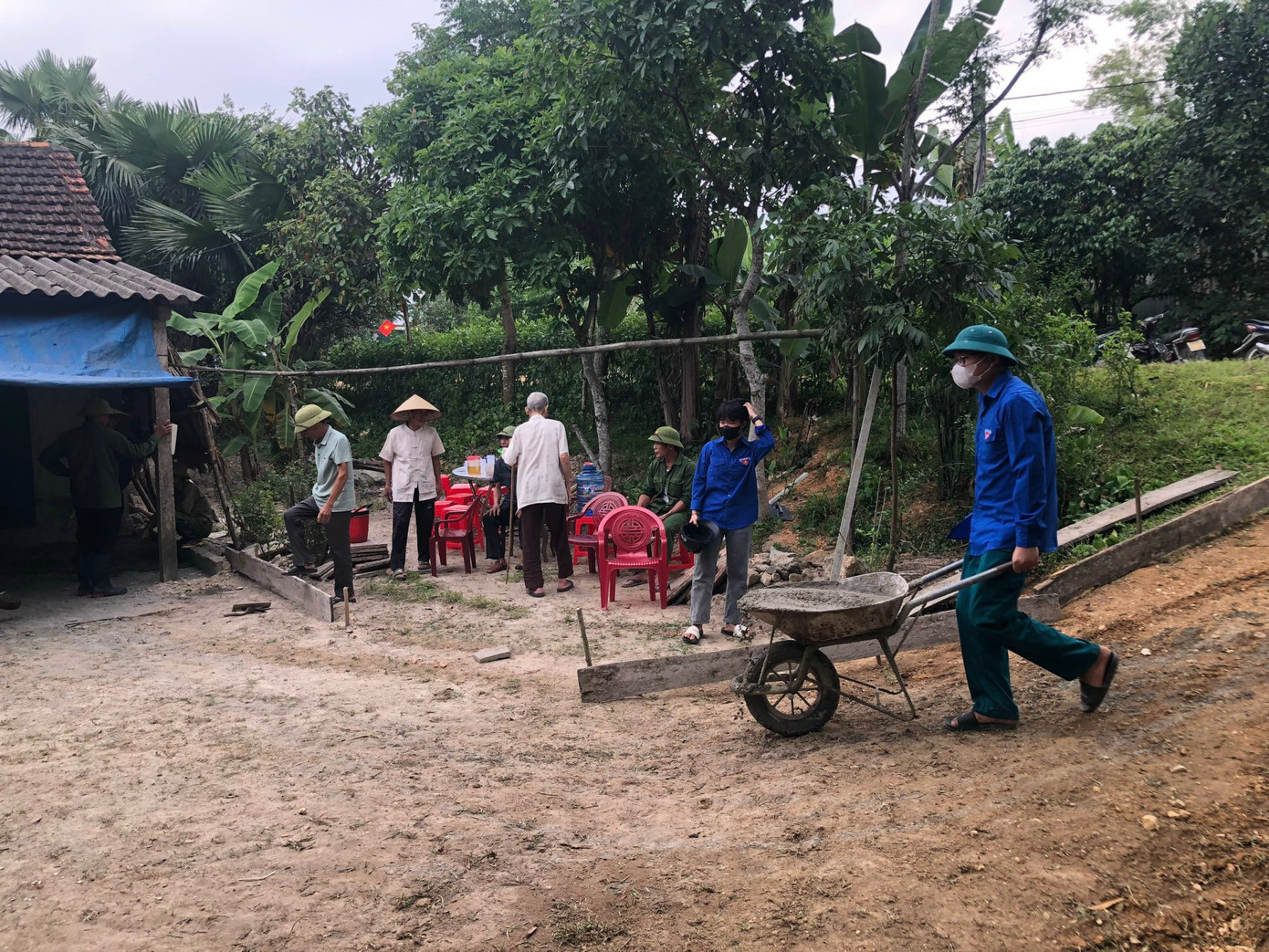 Hỗ trợ tu sửa nhà cửa, làm mới hơn 80m2 sân và ngõ cho gia đình có công với cách mạng tại huyện Kỳ Anh.