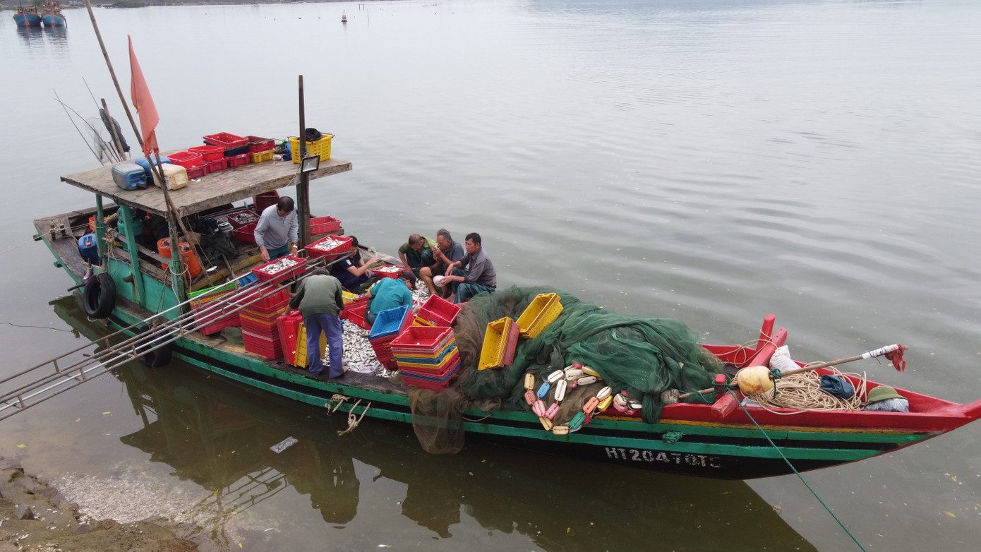 Thuyền của ngư dân Lê Xuân Tiến cập bờ với cá đầy khoang. Thuyền của ngư dân Lê Xuân Tiến cập bờ với cá đầy khoang.