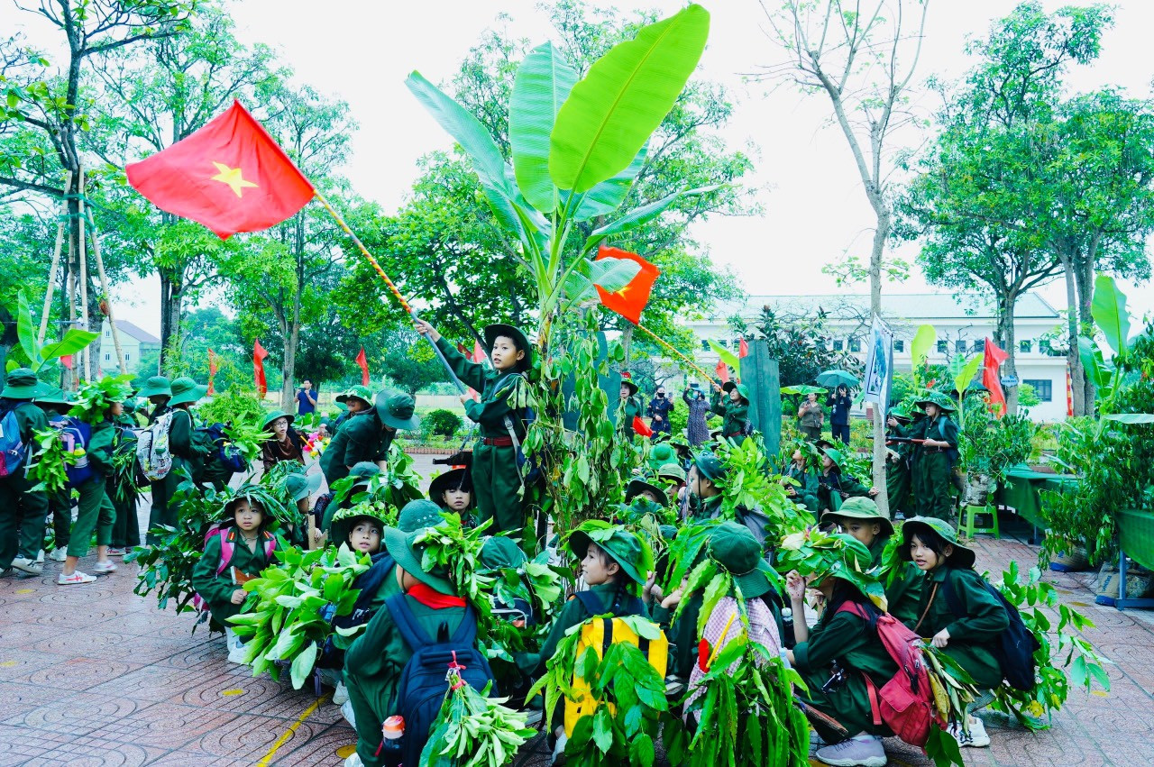 Tất cả những hoạt cảnh, vật dụng được làm bằng các vật liệu tái chế. Trong ảnh là hoạt động trải nghiệm &quot;Âm vang Điện Biên&quot; Chào mừng Kỷ niệm 70 năm Chiến thắng Điện Biên Phủ (07/5/1954-07/5/2024) do Huyện Đoàn, Hội đồng Đội huyện Nghi Xuân tổ chức.