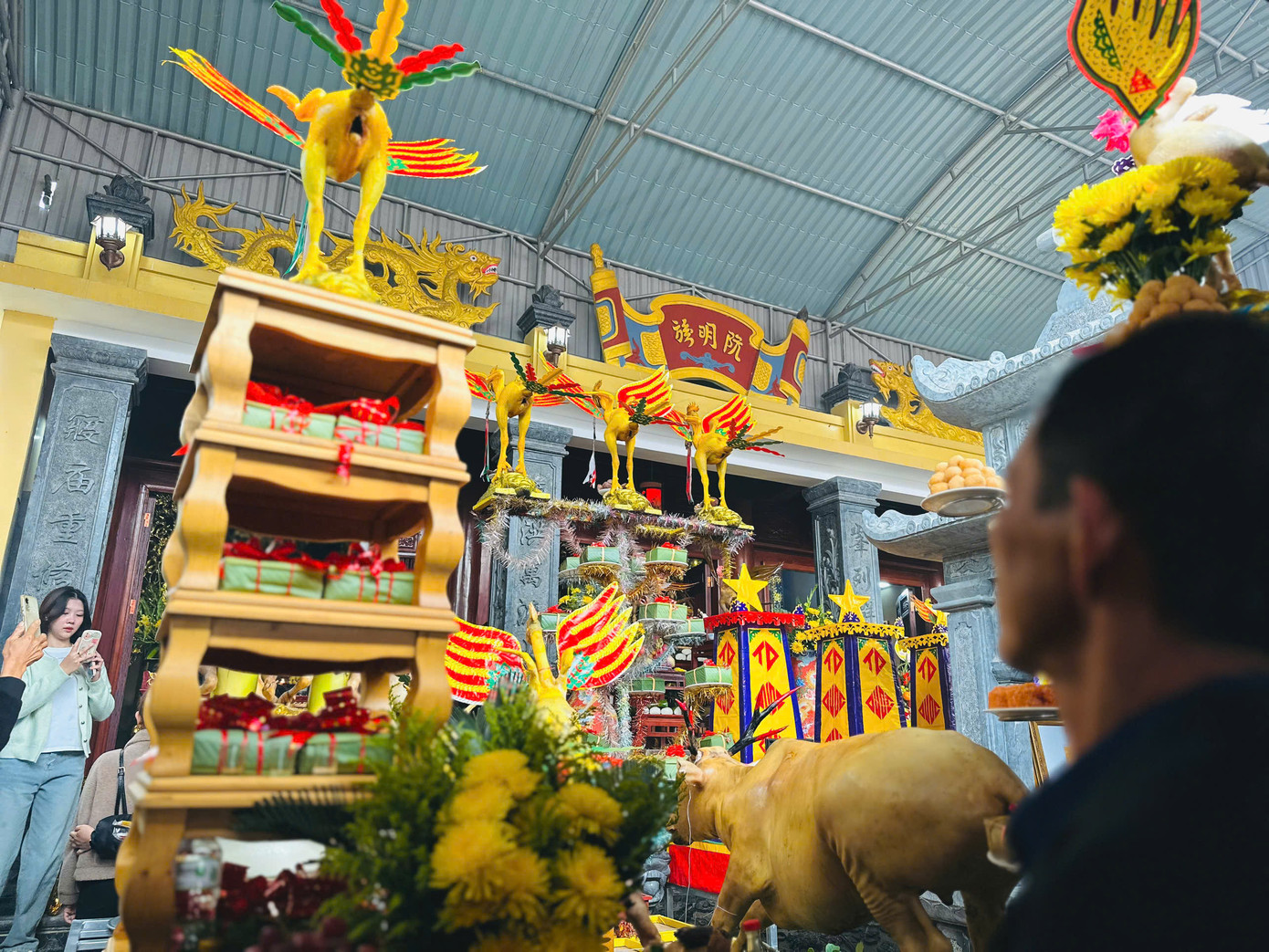 Nhiều năm qua, những mâm cỗ có gà tạo thế dâng cúng tổ tiên vào dịp Rằm tháng giêng đã trở thành thông lệ đối với nhiều gia đình, dòng họ tại huyện Lộc Hà (Hà Tĩnh). Trong ảnh dòng họ Nguyễn Minh cũng có khoảng 100 con gà được dâng lên bàn thờ tổ tiên tại nhà thờ dòng họ.