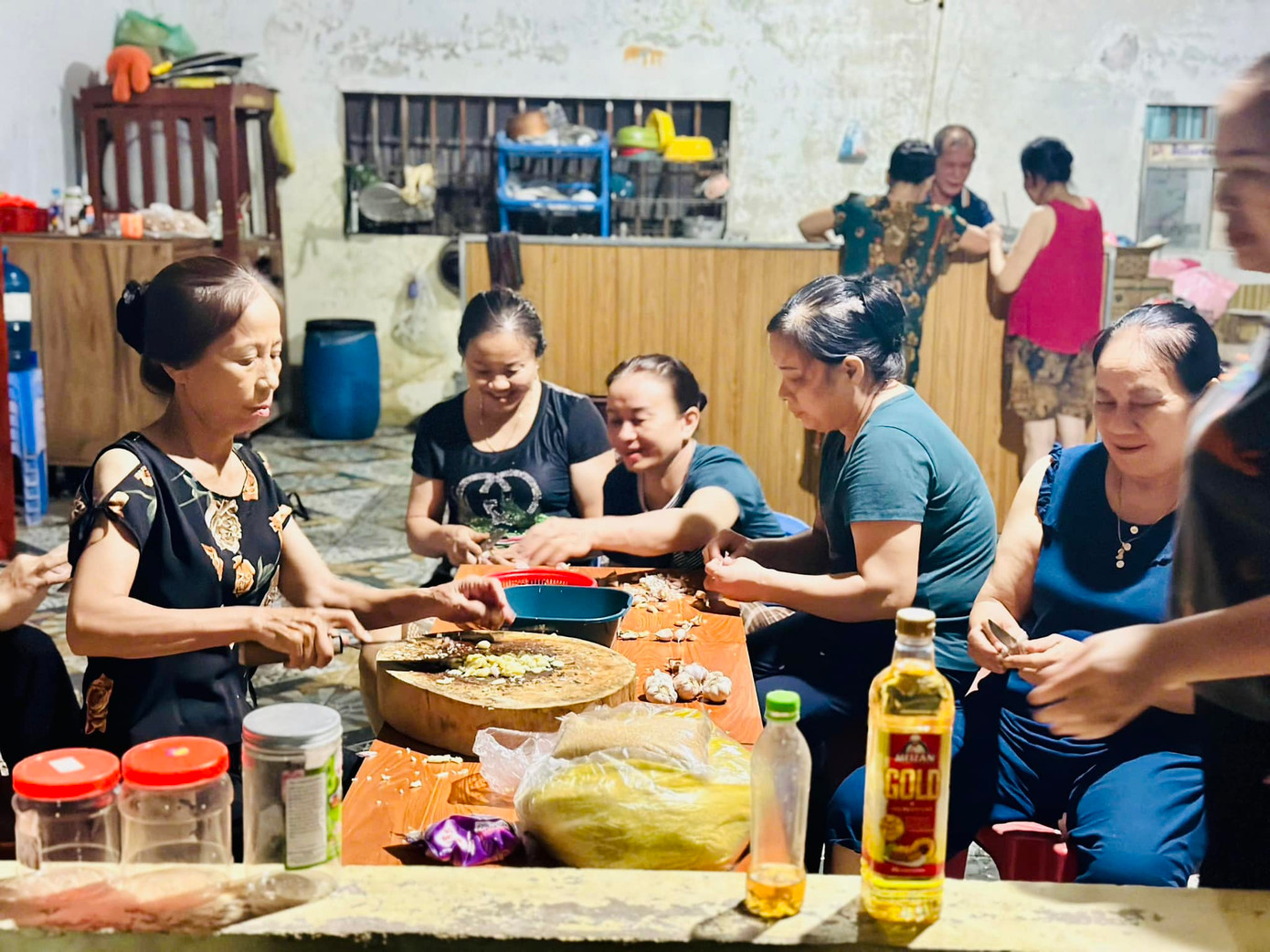 Người dân ở xã Thạch Khê (huyện Thạch Hà, tỉnh Hà Tĩnh) tự tay làm những hũ cá khô, tép rim tỏi gửi ra hỗ trợ vùng lũ miền Bắc.