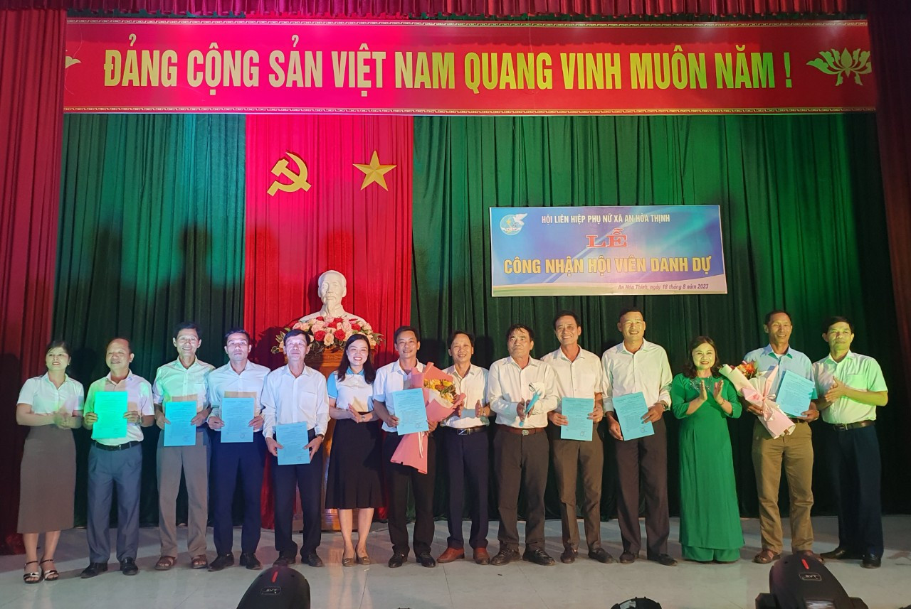 Hội LHPN xã An Hòa Thịnh công nhận 10 hội viên danh dự.