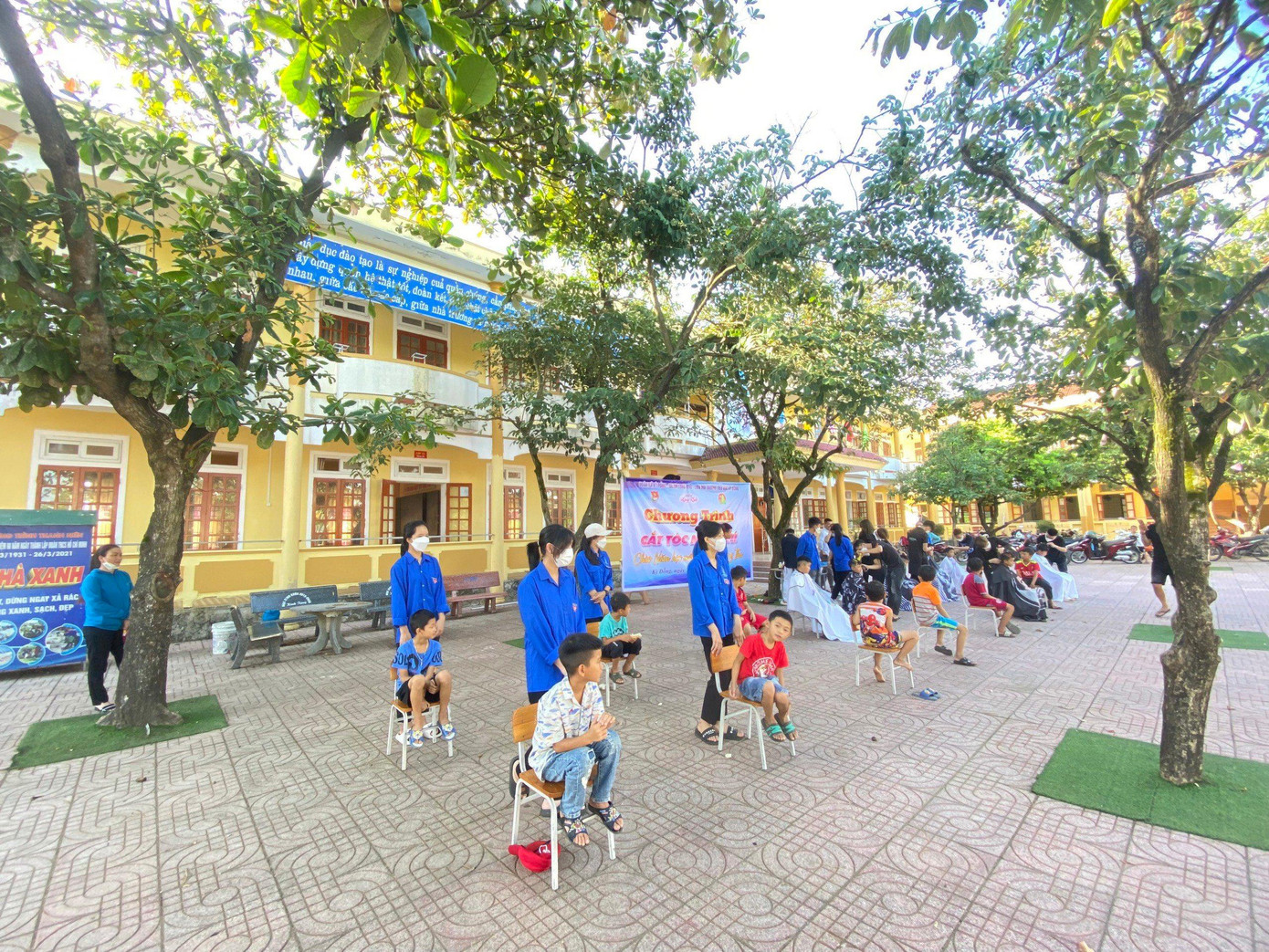 Hoạt động cắt tóc miễn phí chào mừng năm học mới và vui Tết thiếu nhi. Hoạt động cắt tóc miễn phí chào mừng năm học mới và vui Tết thiếu nhi.