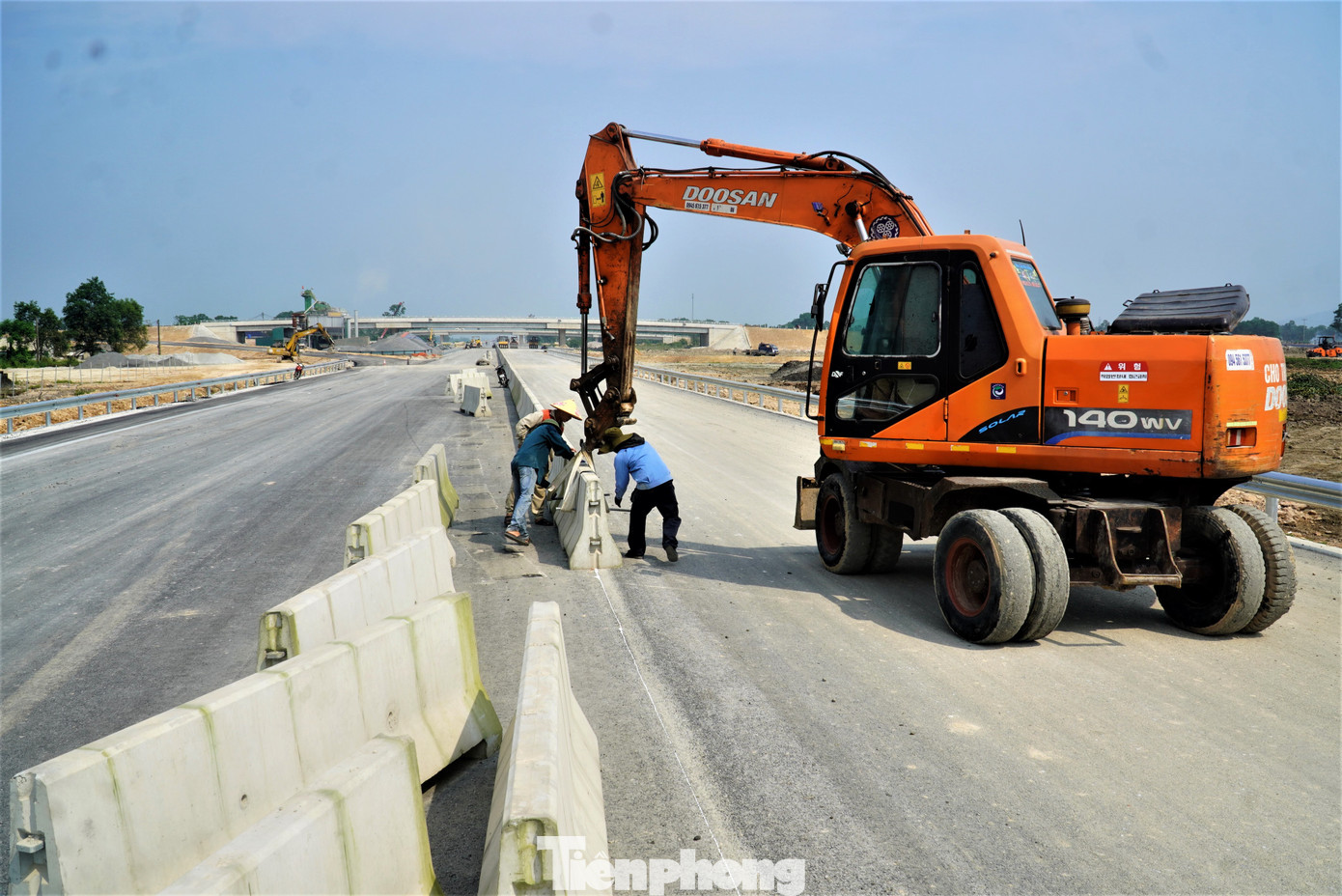 “Tại công trường hiện đơn vị thi công huy động hơn 500 công nhân với gần 300 đầu máy, thiết bị làm việc từ 5h sáng đến 22h đêm mới nghỉ. Thời tiết những ngày tới đang thuận lợi cho quá trình thi công, nên tiến độ sẽ hoàn thành trước 30/4”, ông Trần Đình Ngân cho hay.