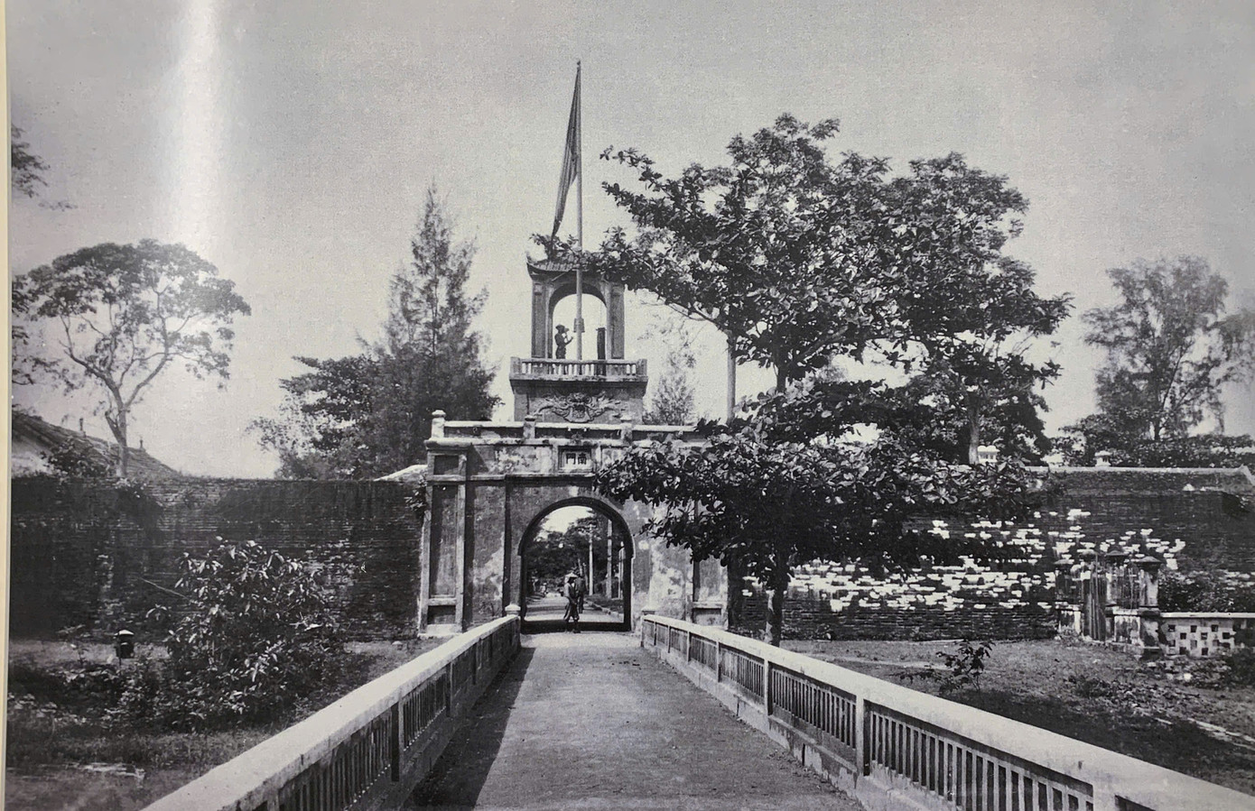 Hào thành được xây dựng như bông sen 8 cánh, một kiểu thành phòng ngự rất được ưa chuộng ở châu Âu thế kỷ XVIII. Thành có 4 cửa gồm: Cửa tiền, cửa hậu, cửa hữu, cửa tả. Từ cổng thành có các cầu bằng gạch xây để vượt qua hào thành ra ngoài.