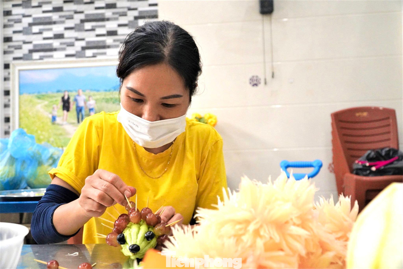 Dịp này mỗi ngày vợ chồng anh Hồng có trên 50 đơn đặt hàng, để hoàn thành, những người thợ phải làm việc cả ngày lẫn đêm. Dịp này mỗi ngày vợ chồng anh Hồng có trên 50 đơn đặt hàng, để hoàn thành, những người thợ phải làm việc cả ngày lẫn đêm.