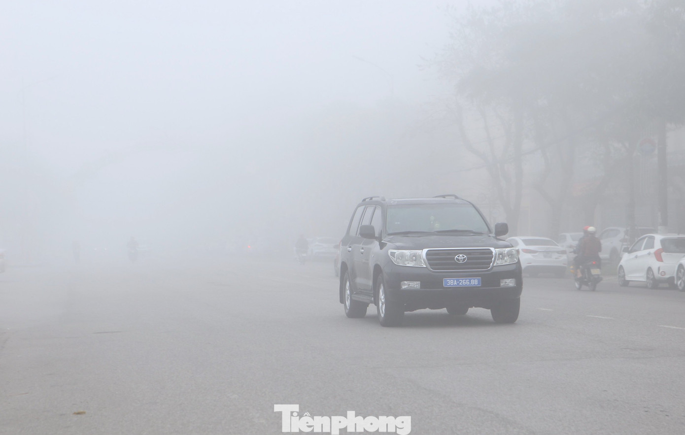 Phương tiện giao thông di chuyển chậm để đảm bảo an toàn khi bị che khuất tầm nhìn.