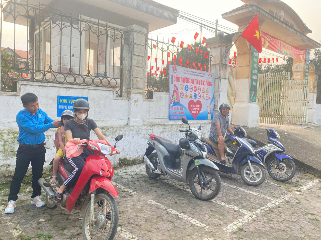 Các cơ sở Đoàn, Đội tại huyện Vũ Quang cũng đẩy mạnh công tác tuyên truyền an toàn giao thông và phòng chống đuối nước, bạo lực học đường trong trường học, xây dựng mô hình xếp hàng đón con tại cổng trường...