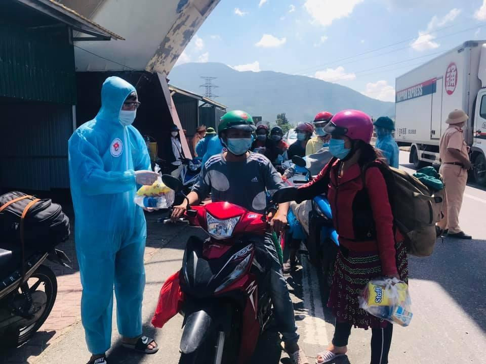 Người dân được hỗ trợ nước uống, bánh khi qua địa bàn Hà Tĩnh.