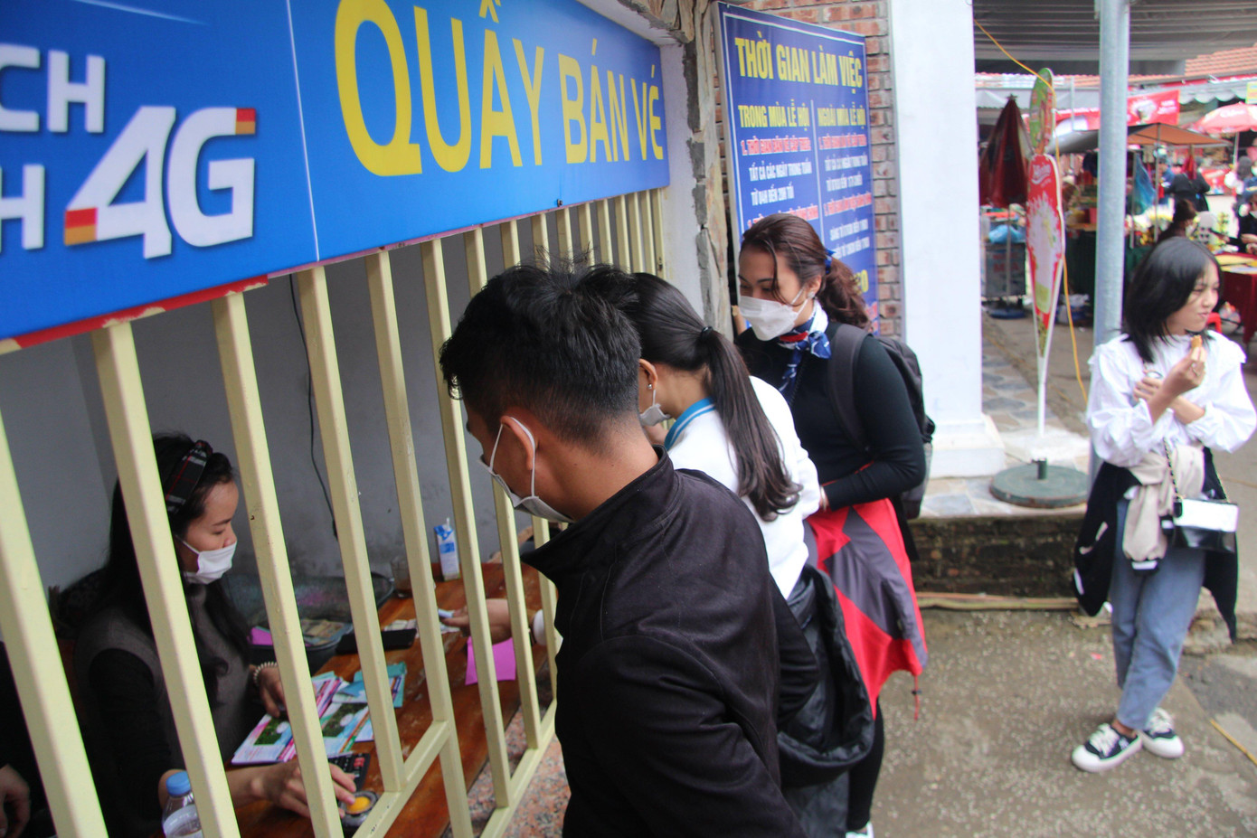 Chùa Hương Tích gắn với sự tích về Thần Hổ và gắn với sự tích công chúa Diệu Thiện chạy trốn. Tương truyền khi xưa Hổ Thần linh thiêng đã che chở cho công chúa Diệu Thiện tới núi Hồng Lĩnh dựng am, tu hành. Phật Tổ lại sai Bạch Hổ đưa nàng trốn sang đất Việt Thường. Đến vùng núi Ngàn Hống, Thần Hổ cõng công chúa đến con suối có tên là Hương Tuyền. Sau đó, Thần Hổ lại đưa Diệu Thiện lên động cao Đá Đôi để ẩn thân nhưng vẫn không được yên. Cuối cùng, Thần Hổ đưa xuống động Hương Tích và ở trong một hang đá, đó chính là Hương Tích. Trong ảnh người dân mua vé trước khi vào chùa.