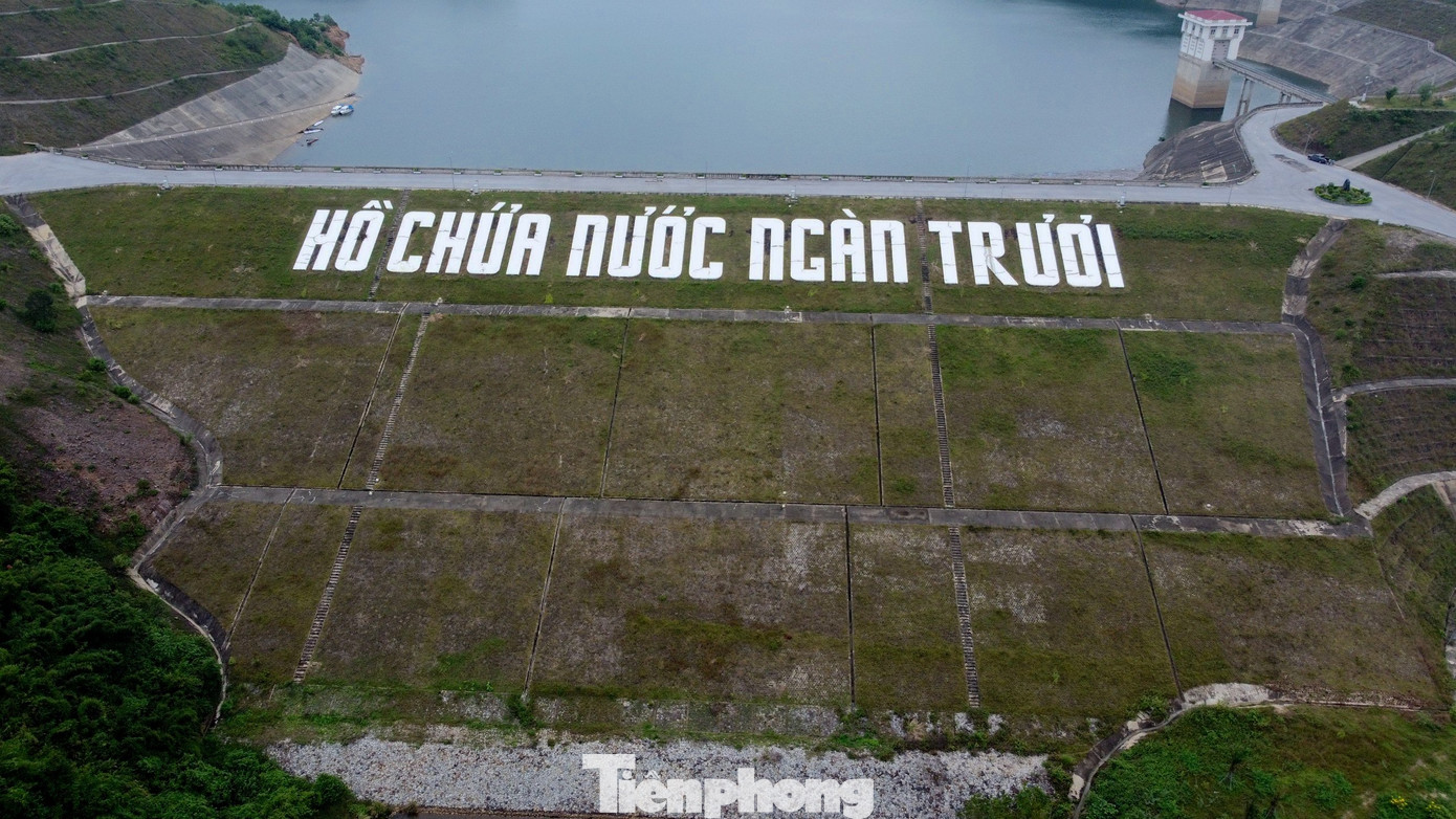 Đơn vị quản lý dự án cho biết, phần thân đập được xây dựng hệ thống dầm bê tông chịu lực, để đảm bảo cho quá trình vận hành, chống sạt lở đất. Thời điểm khi bắt đầu xây dựng công trình vào năm 2009 đã gặp rất nhiều khó khăn, nhất là ở phần thiết kế tràn xả lũ. Đơn vị quản lý dự án cho biết, phần thân đập được xây dựng hệ thống dầm bê tông chịu lực, để đảm bảo cho quá trình vận hành, chống sạt lở đất. Thời điểm khi bắt đầu xây dựng công trình vào năm 2009 đã gặp rất nhiều khó khăn, nhất là ở phần thiết kế tràn xả lũ.