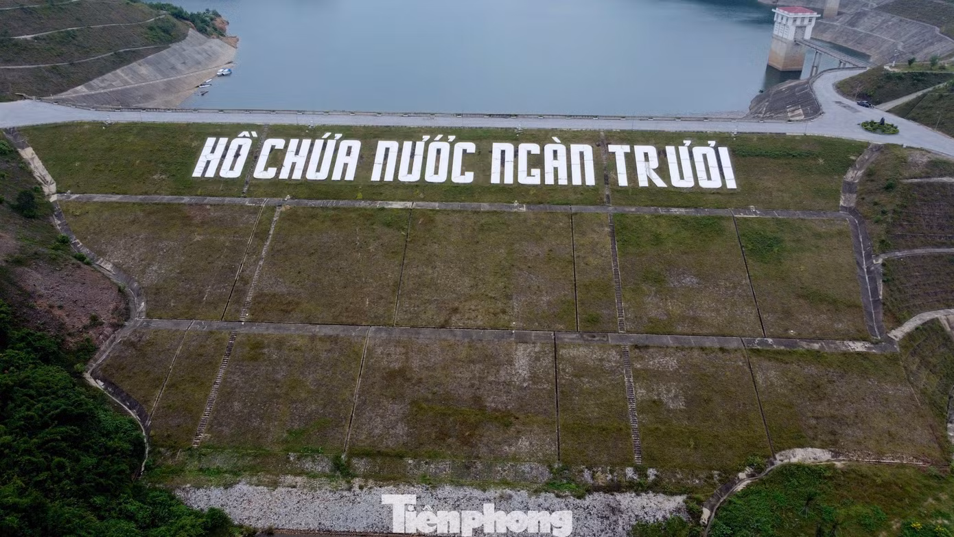 Đơn vị quản lý dự án cho biết, phần thân đập được xây dựng hệ thống dầm bê tông chịu lực, để đảm bảo cho quá trình vận hành, chống sạt lở đất. Thời điểm khi bắt đầu xây dựng công trình vào năm 2009 đã gặp rất nhiều khó khăn, nhất là ở phần thiết kế tràn xả lũ. Đơn vị quản lý dự án cho biết, phần thân đập được xây dựng hệ thống dầm bê tông chịu lực, để đảm bảo cho quá trình vận hành, chống sạt lở đất. Thời điểm khi bắt đầu xây dựng công trình vào năm 2009 đã gặp rất nhiều khó khăn, nhất là ở phần thiết kế tràn xả lũ.