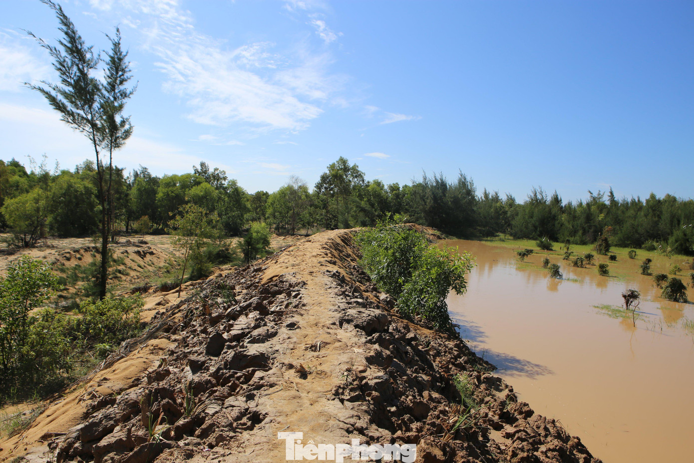 Những năm gần đây, bờ bao bãi chứa chất thải ở mỏ sắt Thạch Khê xảy ra tình trạng bị sạt lở, bùn đất tràn ra ngoài, vùi lấp hàng chục ha đất canh tác của người dân xã Thạch Hải (huyện Thạch Hà).