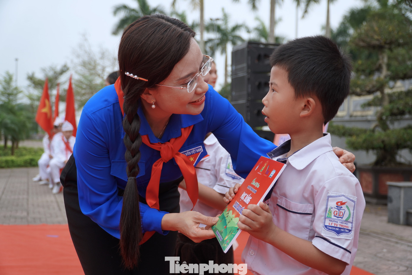 Tại buổi lễ, Trung ương Đoàn, Hội đồng Đội Trung ương và đơn vị đồng hành trao 20 suất học bổng dành tặng các bạn thiếu nhi gặp hoàn cảnh khó khăn. Trong ảnh: Chị Nguyễn Phạm Duy Trang - Bí thư Trung ương Đoàn, trao học bổng tặng học sinh có hoàn cảnh khó khăn.