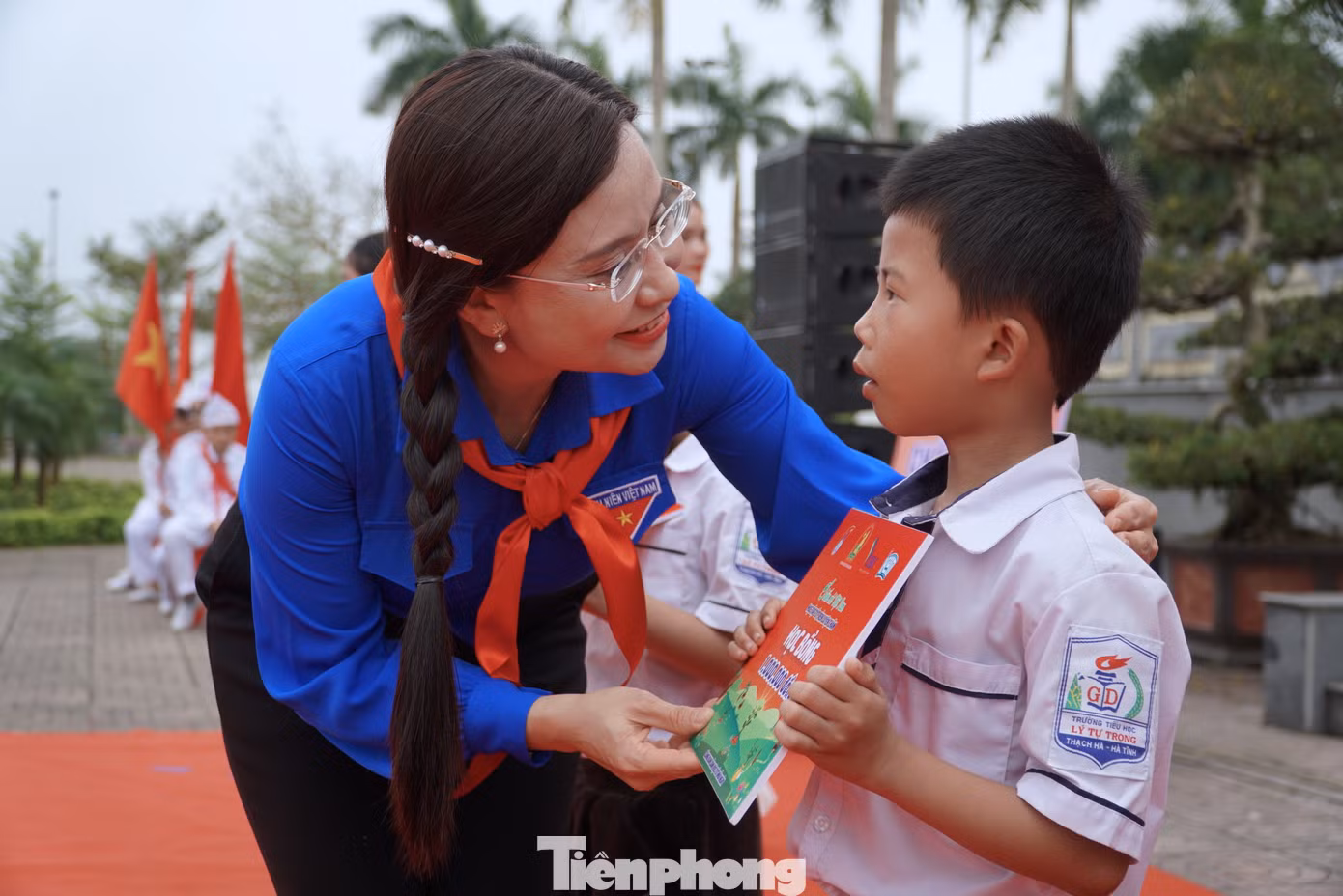 Tại buổi lễ, Trung ương Đoàn, Hội đồng Đội Trung ương và đơn vị đồng hành trao 20 suất học bổng dành tặng các bạn thiếu nhi gặp hoàn cảnh khó khăn. Trong ảnh: Chị Nguyễn Phạm Duy Trang - Bí thư Trung ương Đoàn, trao học bổng tặng học sinh có hoàn cảnh khó khăn.