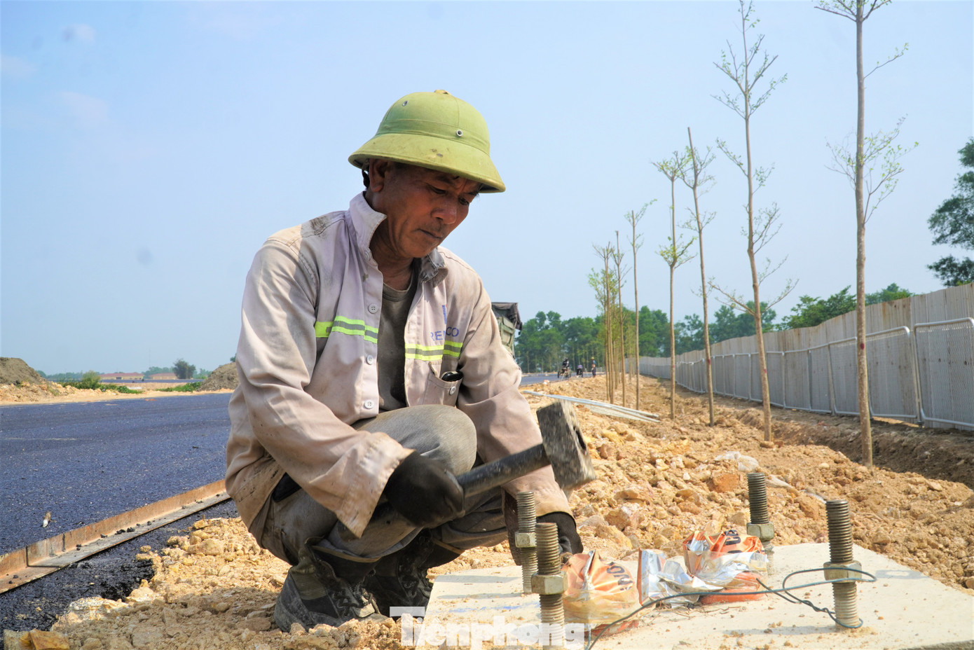 Cùng với thảm bê tông nhựa mặt đường, nhà thầu đang triển khai thi công các hạng mục như dựng hàng rào hộ lan tôn, lắp đặt dải phân cách cứng, hệ thống biển báo giao thông, hàng rào bảo vệ hành lang an toàn giao thông...