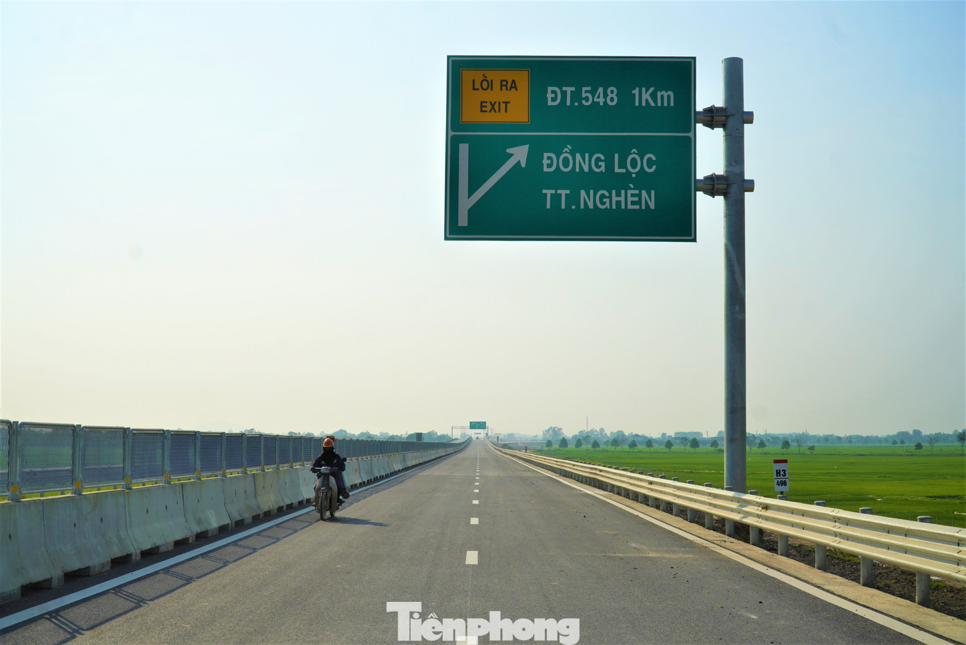 Tại dọc tuyến dự án, các hệ thống biển chỉ dẫn và các thiết bị trên cao tốc đã được lắp đặt hoàn chỉnh.