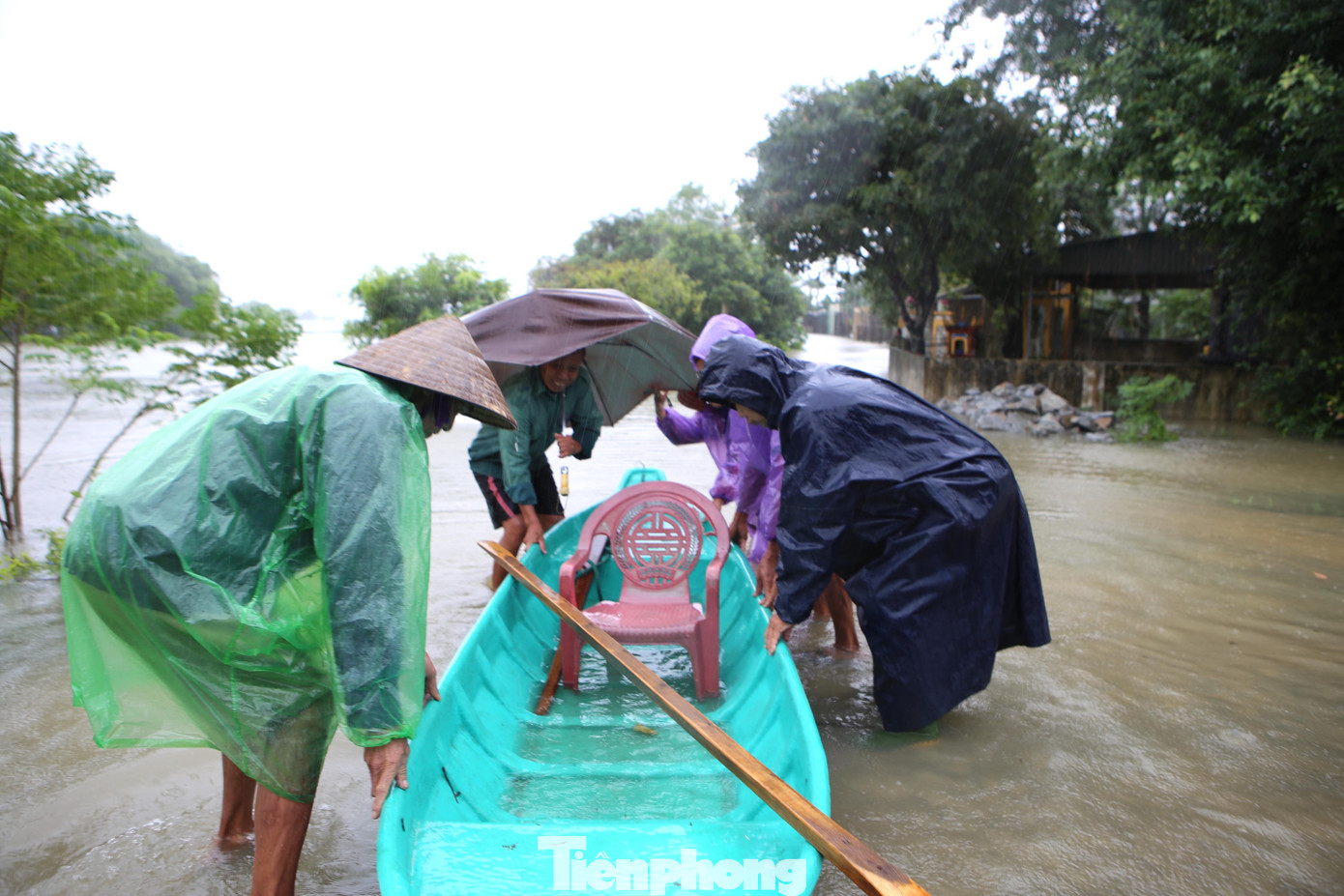 Người dân xã Cẩm Thành cho hay, đợt lũ lụt năm 2020, hầu như toàn xã bị ngập nặng, nhiều tài sản bị thiệt hại nặng nề. Vị trí ngập nặng nhất là khoảng 4m. Vì lo ngại ảnh hưởng như năm trước, từ hôm qua người dân đã kê cao tài sản, đưa trâu bò đi gửi.