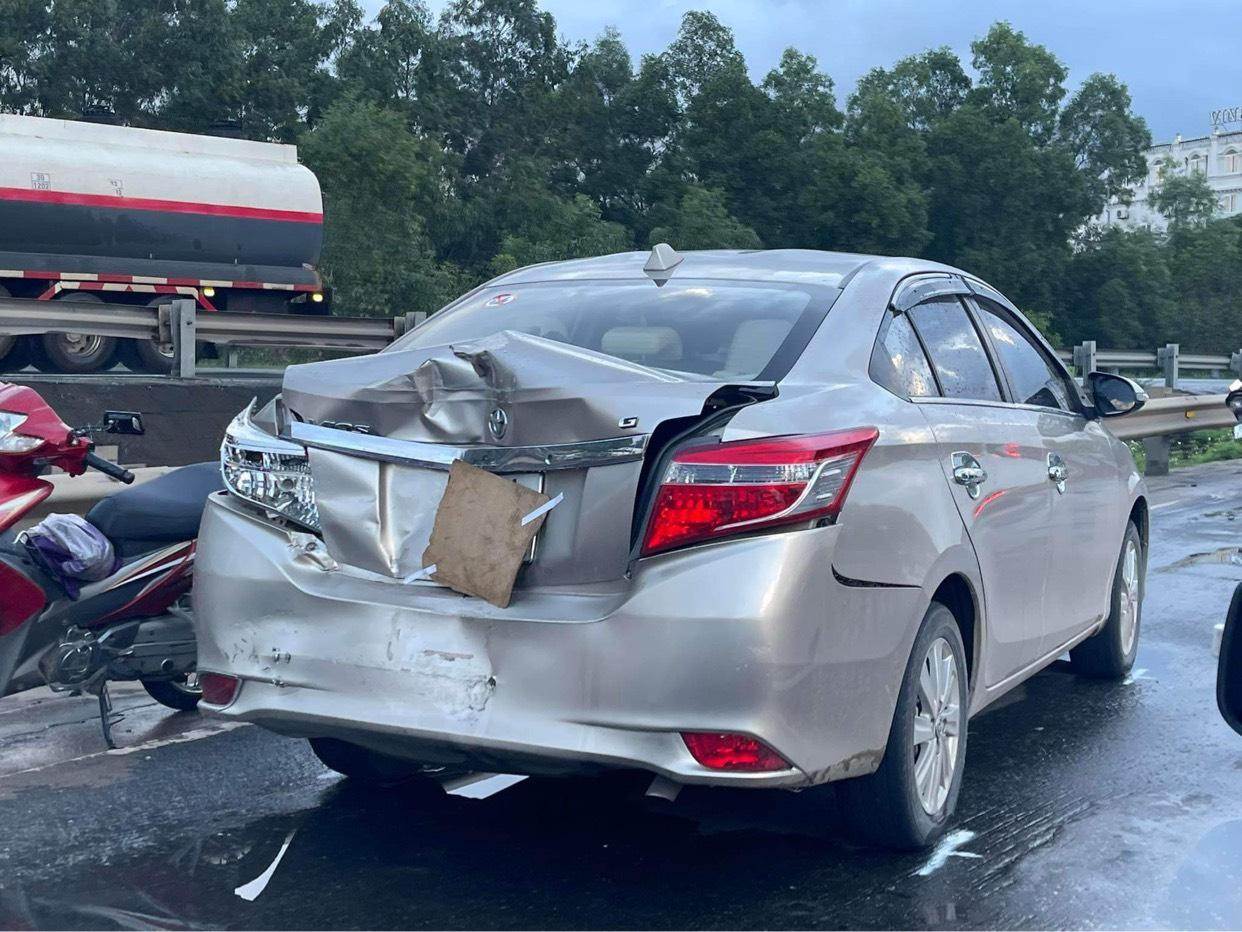 Xe ô tô bị hư hỏng sau vụ tai nạn.