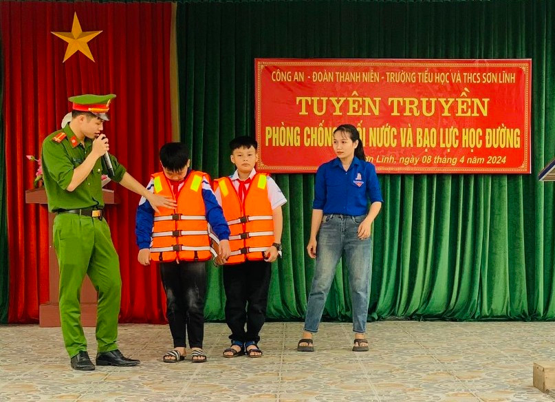 Đến thời điểm hiện tại, tất cả các trường học trên toàn tỉnh đang đồng loạt triển khai công tác tuyên truyền nâng cao kiến thức, cung cấp kỹ năng phòng, chống đuối nước cho học sinh. Hoạt động này đã được các nhà trường linh hoạt thực hiện bằng nhiều hình thức, phù hợp với từng lứa tuổi.