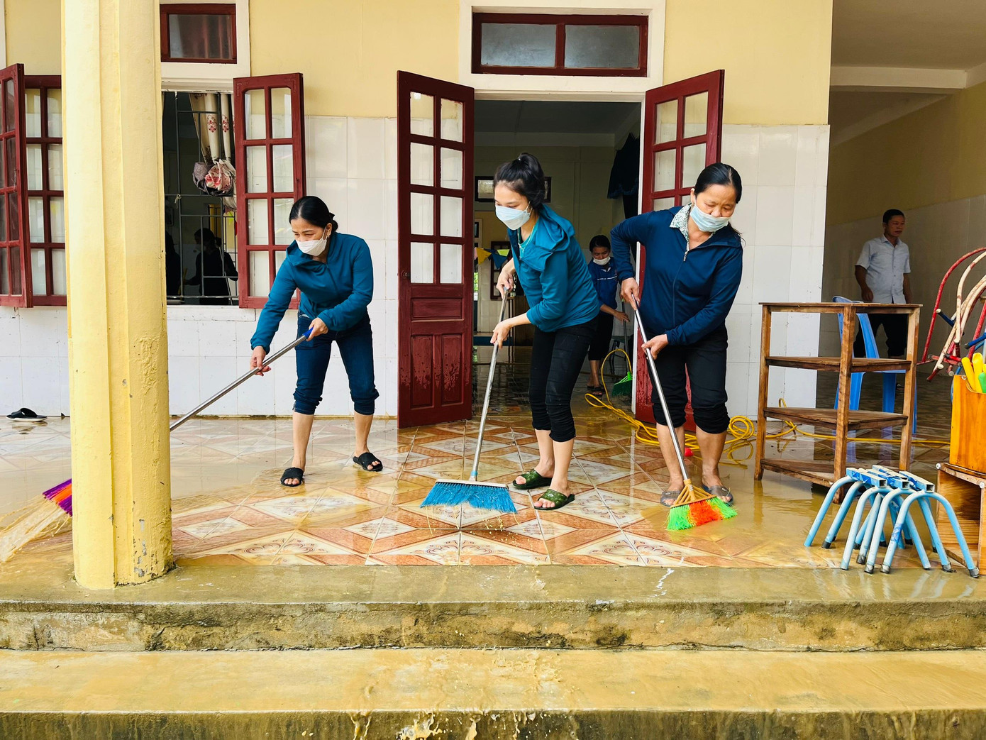 Ông Phan Văn Đoài - Chủ tịch UBND xã Kim Hoa (huyện Hương Sơn) cho biết, mưa lớn trong nhiều ngày đã khiến tuyến đường tại xã, và hơn 1.000 hộ dân bị cô lập. Đến nay nước lũ đã rút, tuy nhiên tại một số tuyến đường vẫn còn bị ngập cục bộ. Khi nước lũ rút, lực lượng chức năng đã đến hỗ trợ dọn dẹp tại các điểm trường để đón học sinh quay lại học. Ông Phan Văn Đoài - Chủ tịch UBND xã Kim Hoa (huyện Hương Sơn) cho biết, mưa lớn trong nhiều ngày đã khiến tuyến đường tại xã, và hơn 1.000 hộ dân bị cô lập. Đến nay nước lũ đã rút, tuy nhiên tại một số tuyến đường vẫn còn bị ngập cục bộ. Khi nước lũ rút, lực lượng chức năng đã đến hỗ trợ dọn dẹp tại các điểm trường để đón học sinh quay lại học.