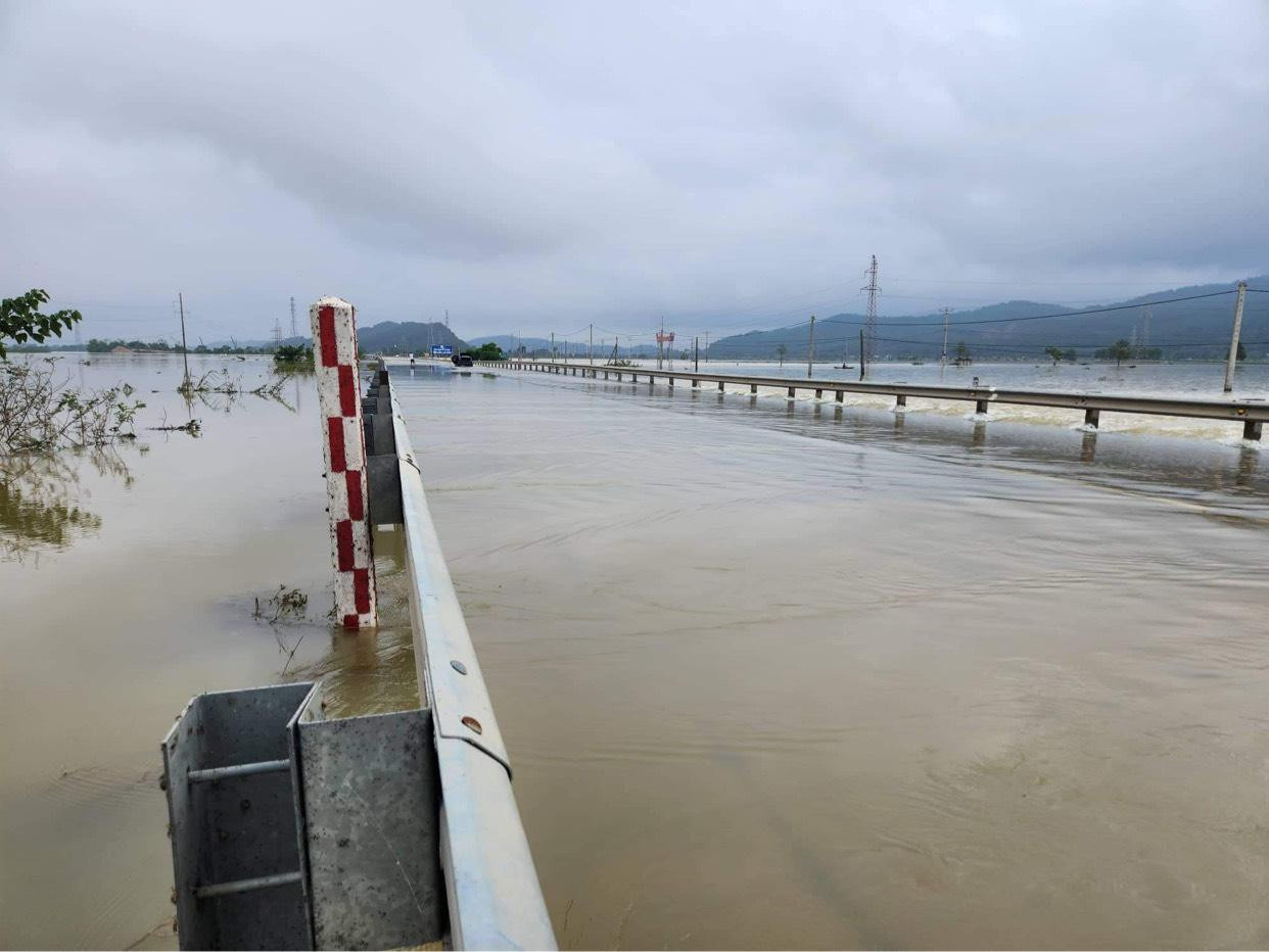 Dòng nước xiết chảy mạnh trên quốc lộ. Dòng nước xiết chảy mạnh trên quốc lộ.