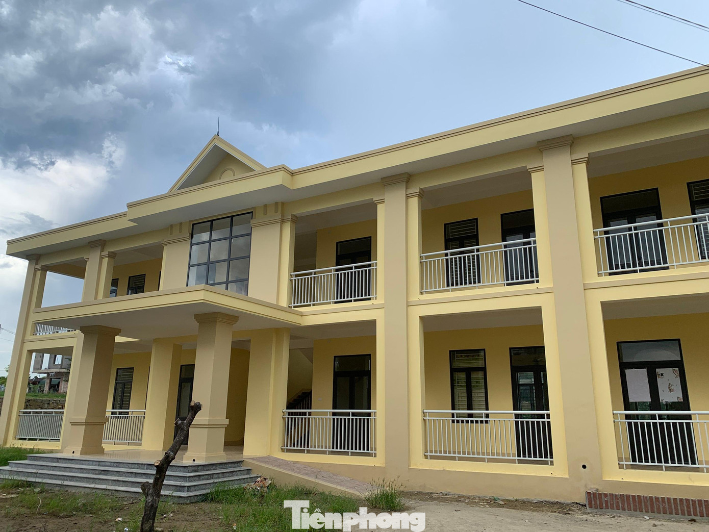 Trường học vừa được xây mới, nhưng thiếu cơ sở vật chất nên các em học sinh lớp 1, lớp 2 phải đóng tiền mua bàn ghế.