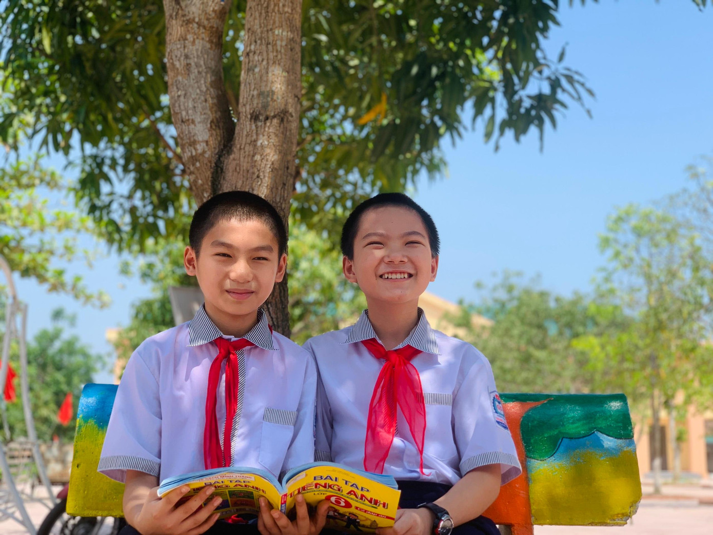 Tiến Đạt và Quốc Anh là đôi bạn thân, luôn giúp đỡ nhau trong học tập. Tiến Đạt và Quốc Anh là đôi bạn thân, luôn giúp đỡ nhau trong học tập.