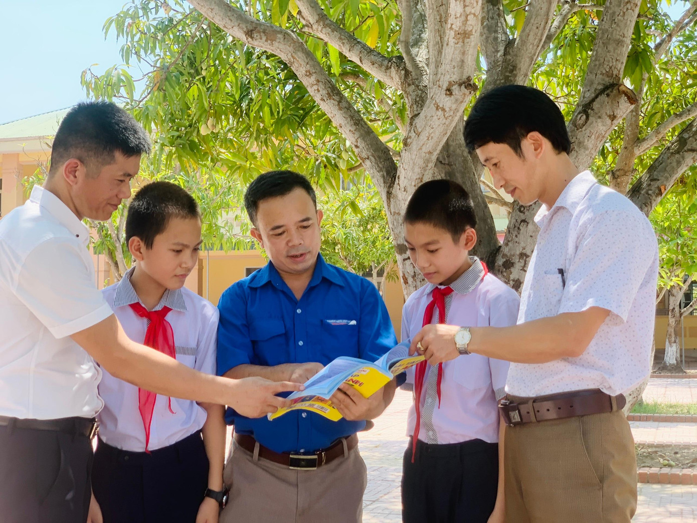 Hai em Tiến Đạt và Quốc Anh được các thầy giáo ở trường hỗ trợ trong học tập và các hoạt động ở trường. Hai em Tiến Đạt và Quốc Anh được các thầy giáo ở trường hỗ trợ trong học tập và các hoạt động ở trường.