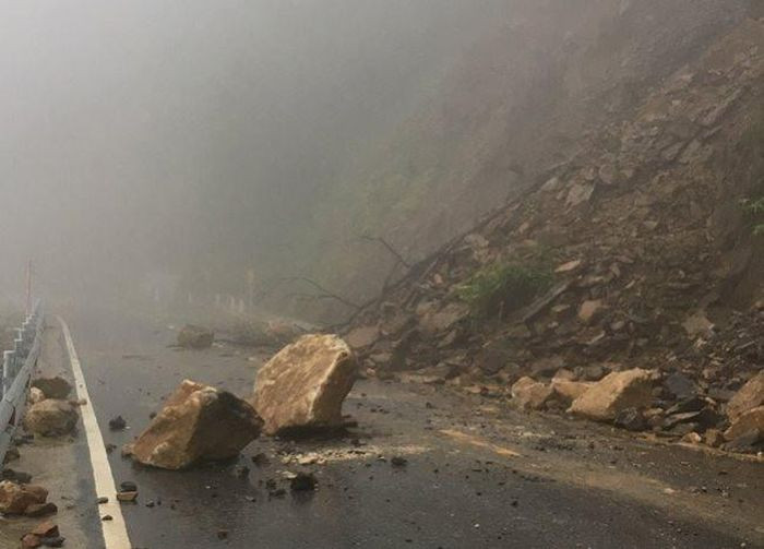 Đường lên Cửa khẩu Quốc tế Cầu Treo cũng đã xảy ra tình trạng sạt lở đất đá