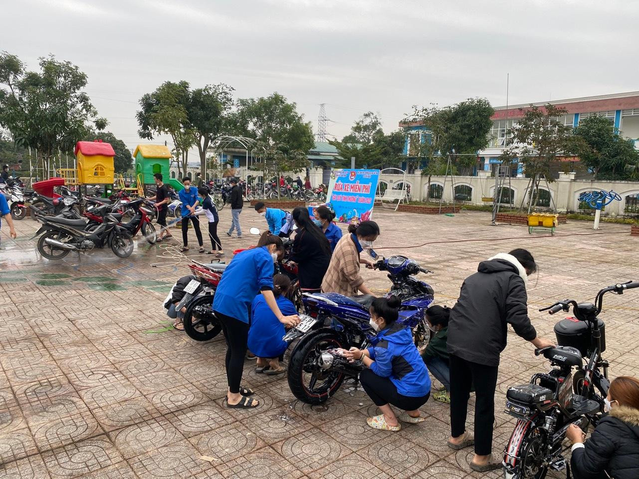 Việc rửa xe miễn phí, không thu tiền theo giá, nhưng mọi người ủng hộ tuỳ tâm. Tại điểm được đặt một thùng đựng tiền để gây quỹ hỗ trợ người nghèo. Số tiền huy động được từ hoạt động này sẽ được các tình nguyện viên mua những phần quà động viên hộ gia đình khó khăn, người già yếu trong đợt Tết này.