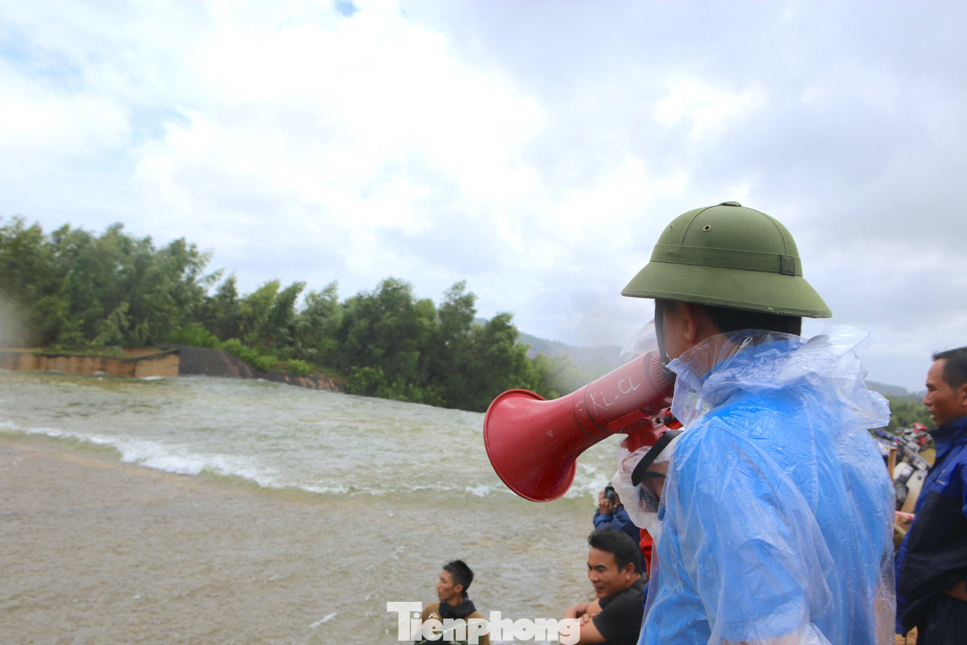 “Không được xuống khu vực nguy hiểm”, loa thông báo của cán bộ địa phương liên tục phát lên từ bờ nhưng người dân không thực hiện.