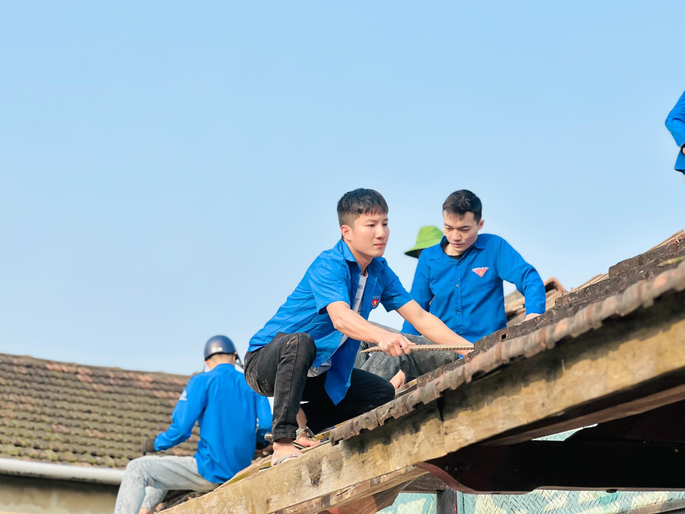 Các đoàn viên thanh niên xã Thạch Hưng (thành phố Hà Tĩnh) đã hỗ trợ người dân di dời, tháo dỡ nhà cửa, vận chuyển vật liệu..