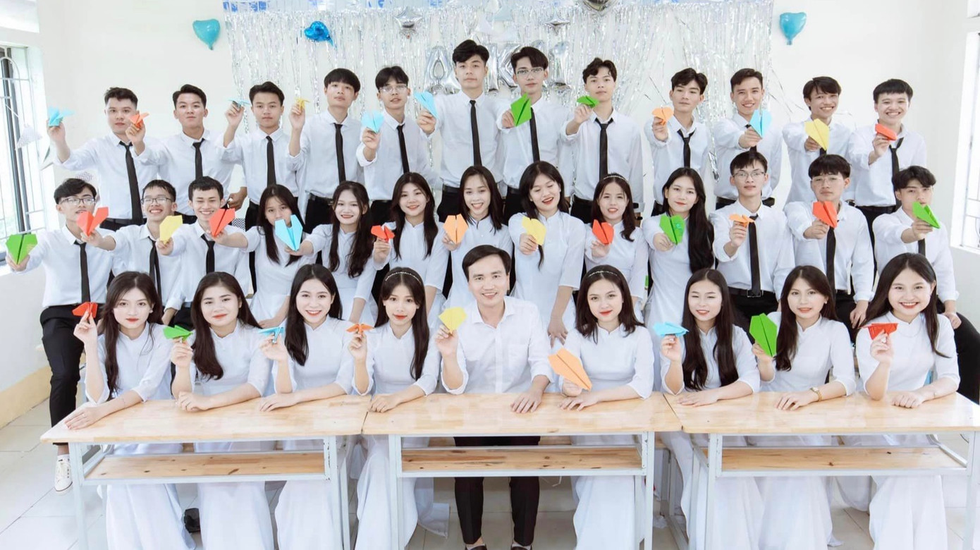 Thầy Hoàng Việt Tiến chụp ảnh kỷ niệm cùng lớp 12A1 - Trường THPT Cù Huy Cận.