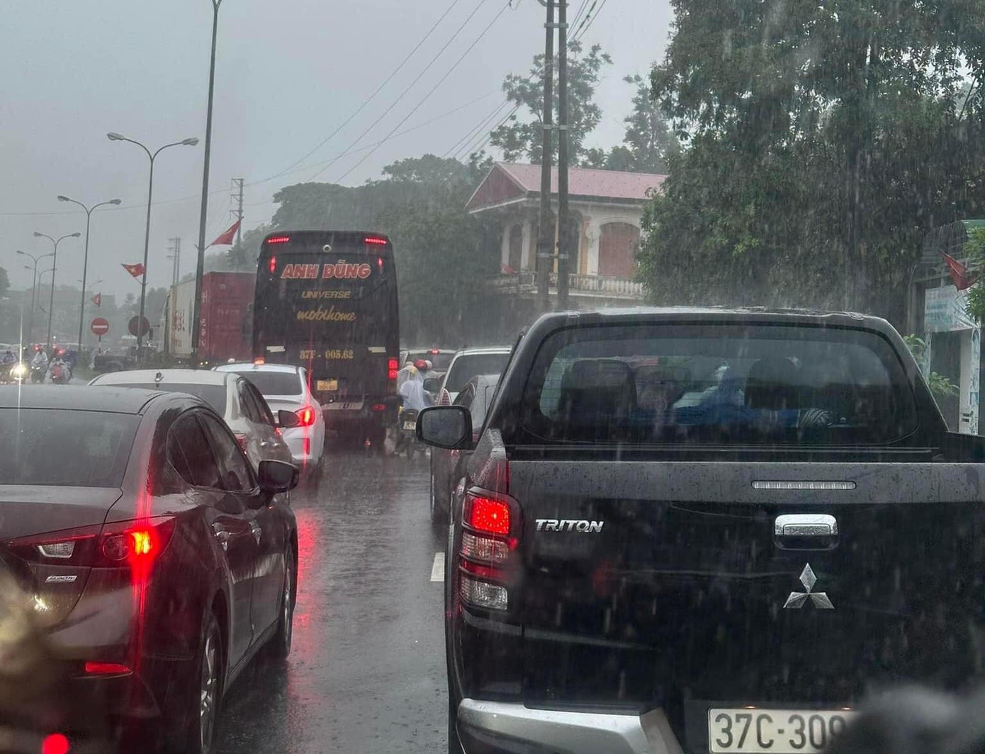 Hàng loạt phương tiện xếp hàng chờ thông tuyến.