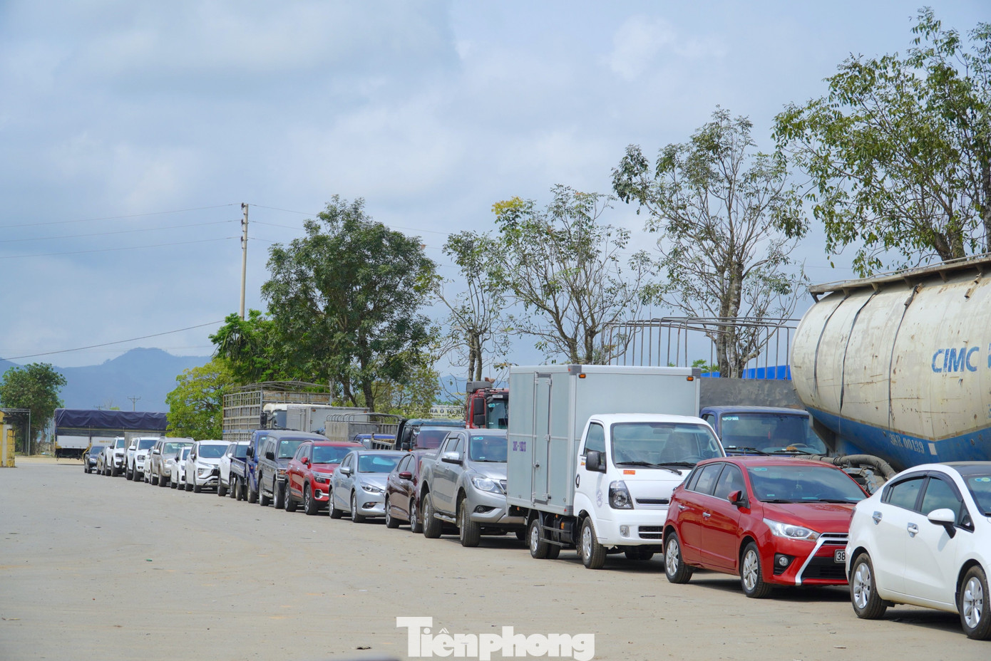 Ông Võ Ngọc Sơn - Giám đốc Công ty cổ phần đăng kiểm Hà Tĩnh - cũng cho biết, trước Tết, số lượng xe đến kiểm định rất đông, anh em nhân viên có thể làm cả ngày lẫn đêm để hỗ trợ bà con. Nhưng giờ mỗi ngày đơn vị chỉ có thể kiểm định được từ 70-80 xe. "Vì sức khỏe anh em không đảm bảo, vừa làm trong môi trường khói bụi, vừa tinh thần áp lực lỡ làm sai thì bị ảnh hưởng. Nên lúc nào cũng kiểm tra chặt chẽ, cẩn thận”, ông Sơn nói.