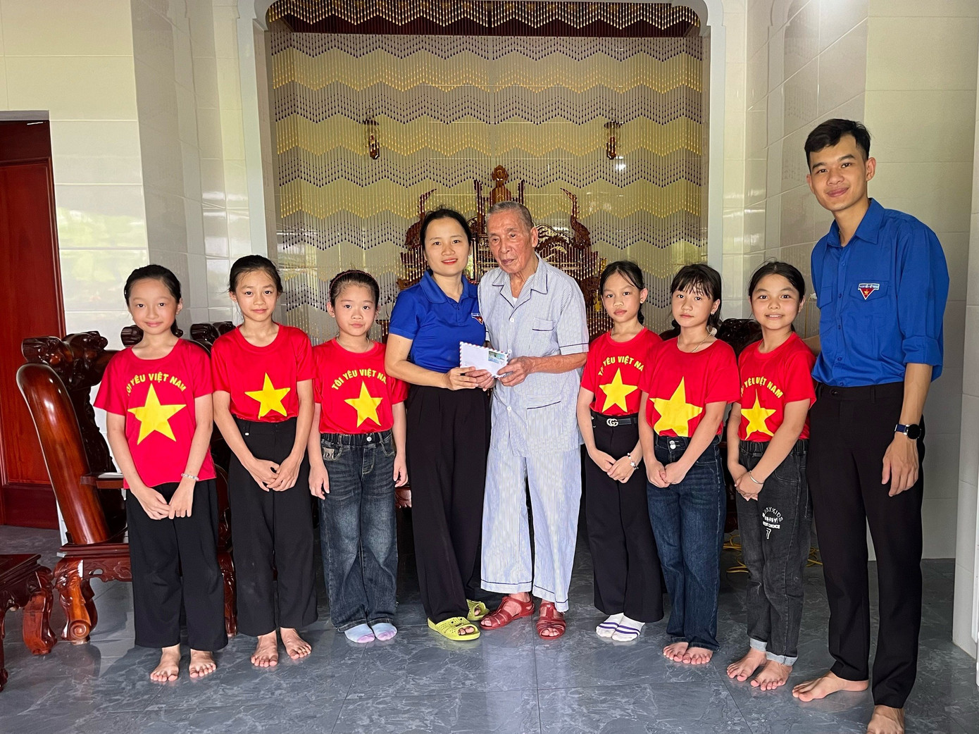 Niềm vui của các cựu chiến binh từng tham gia chiến dịch Điện Biên Phủ khi các bạn trẻ đến động viên, thăm hỏi, tặng quà tri ân.