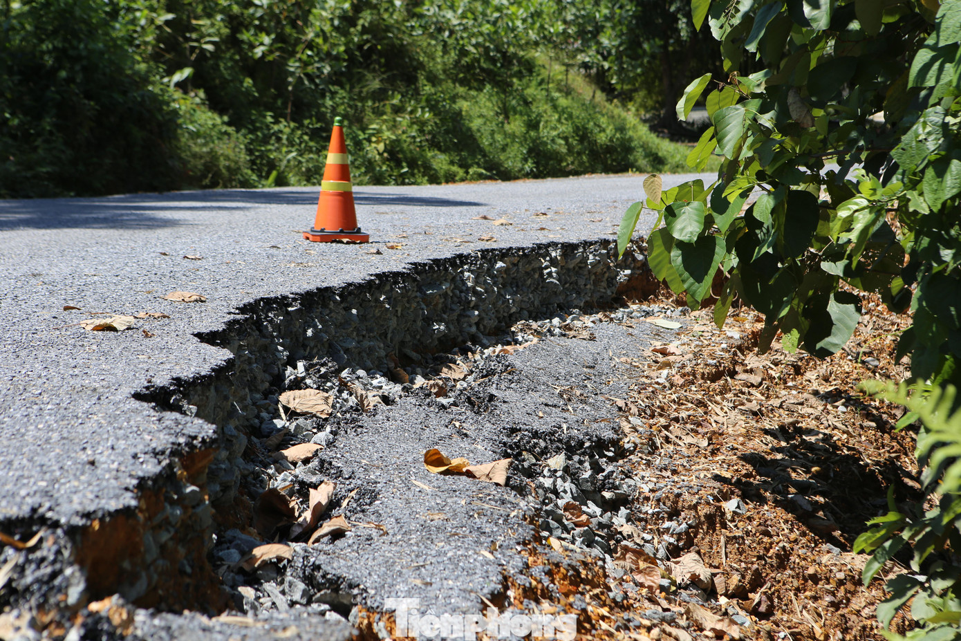 Hình ảnh đường bị hư hỏng PV ghi lại trước đó. Hình ảnh đường bị hư hỏng PV ghi lại trước đó.