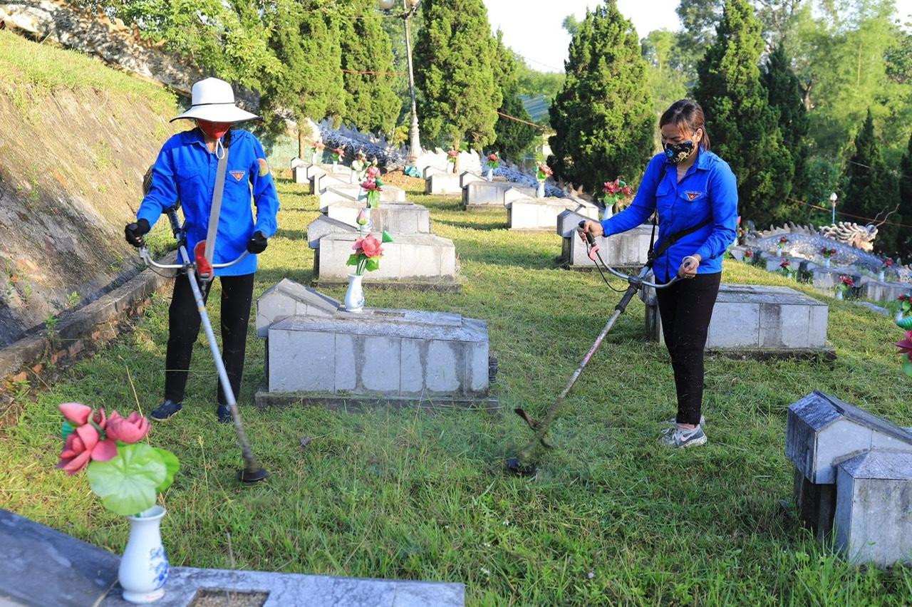 Ngoài ra trong thời gian qua tuổi trẻ Hà Tĩnh đã thực hiện nhiều công trình, phần việc thanh niên cũng được triển khai có hiệu quả với số lượng 422 công trình, phần việc thanh niên có tổng trị giá 2,3 tỷ đồng.