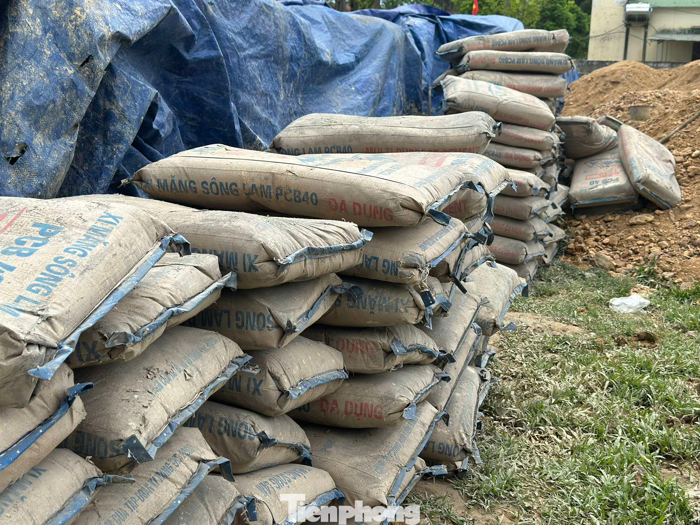 Hàng trăm tấn xi măng hư hỏng sau thời gian dài không sử dụng. Hàng trăm tấn xi măng hư hỏng sau thời gian dài không sử dụng.