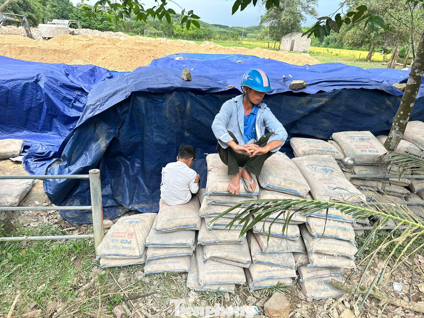 Số xi măng được cấp để làm đường nông thôn mới nhưng không được bảo quản, để hư hỏng. Số xi măng được cấp để làm đường nông thôn mới nhưng không được bảo quản, để hư hỏng.