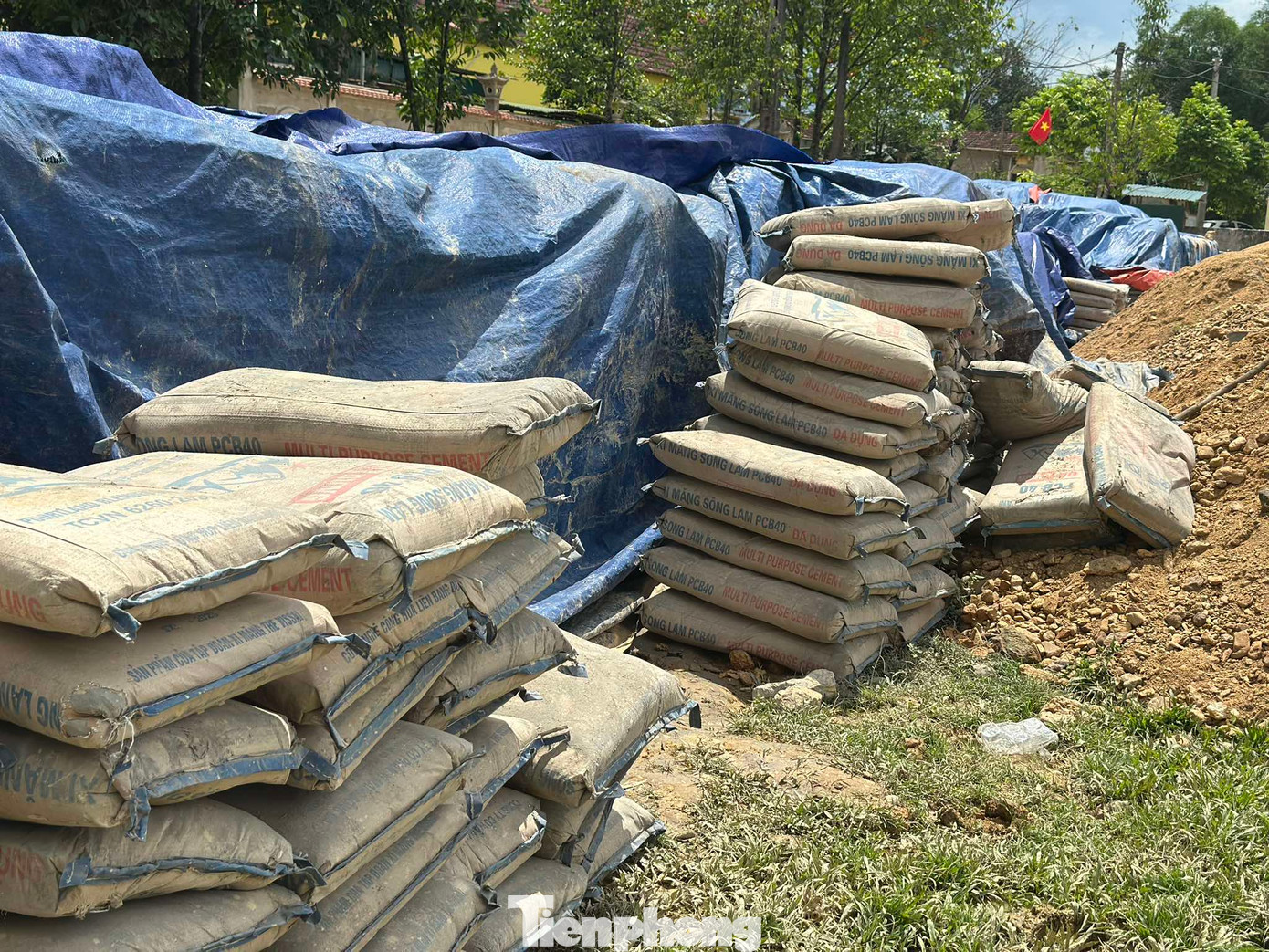 Hàng trăm tấn xi đã hư hỏng không thể sử dụng. Hàng trăm tấn xi đã hư hỏng không thể sử dụng.