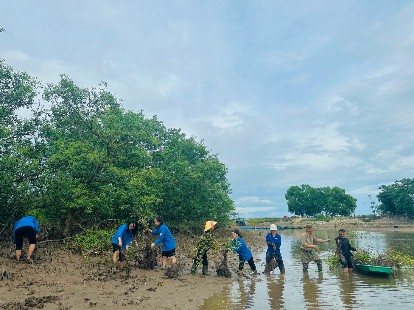 Phát huy vai trò xung kích, tình nguyện của tuổi trẻ, thời gian qua, Đoàn xã Thạch Hưng, Thành Đoàn Hà Tĩnh luôn tiên phong đi đầu trong tham gia bảo vệ môi trường, ứng phó biến đổi khí hậu tại địa phương với nhiều việc làm thiết thực, hiệu quả.