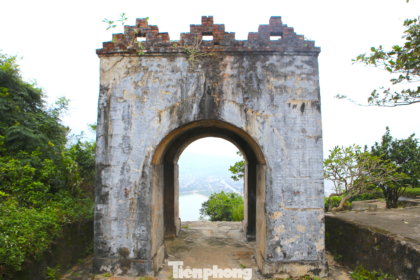 “Cổng trời” cao hơn 4m, xây dựng bằng gạch đá. Để lên vị trí này phải đi cả ngàn bậc thang nối từ đường quốc lộ qua đèo lên đỉnh núi.