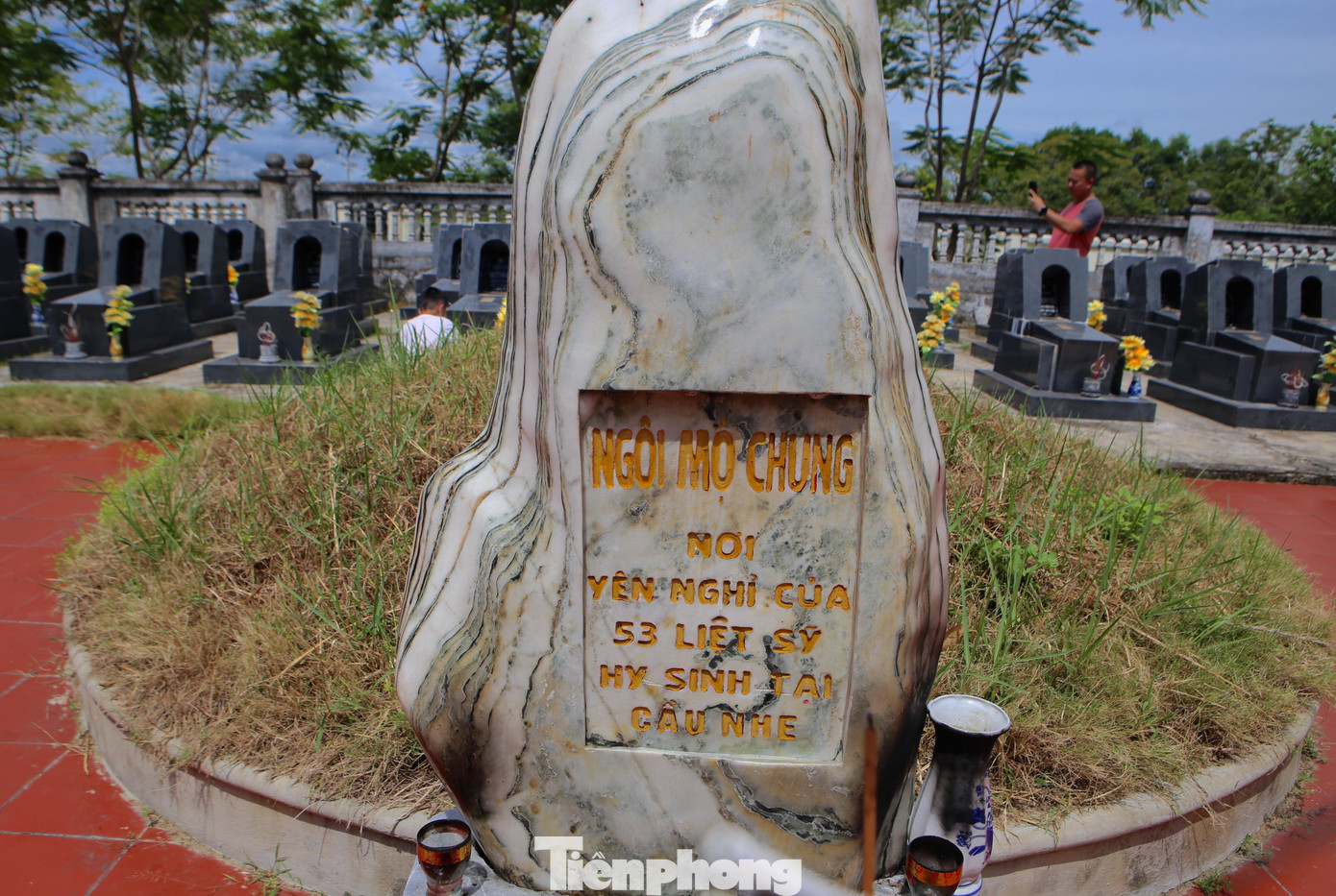 Theo một cán bộ xã Khánh Vĩnh Yên chia sẻ, năm 2003 có khoảng 400 người trong đó gồm Huyện đội Can Lộc, chính quyền cùng người dân các xã lân cận cùng đến cùng ngăn sông, bới từng tấc đất để tìm thi hài của các anh. Hơn 1 tuần quy tập, do chỉ tìm được 27 phần hài cốt nên chính quyền địa phương và người thân các liệt sĩ thống nhất làm một ngôi mộ chung đặt trước 53 ngôi mộ gió của các liệt sĩ.