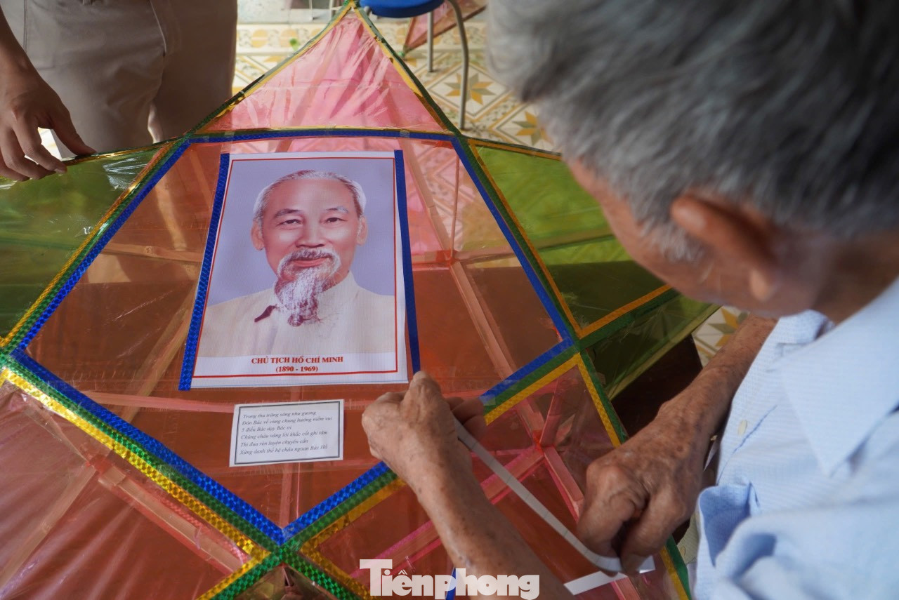 Để hoàn thiện được một chiếc đèn ông sao phải trải qua rất nhiều công đoạn như vót tre, dựng khung, cắt dán giấy trang trí.