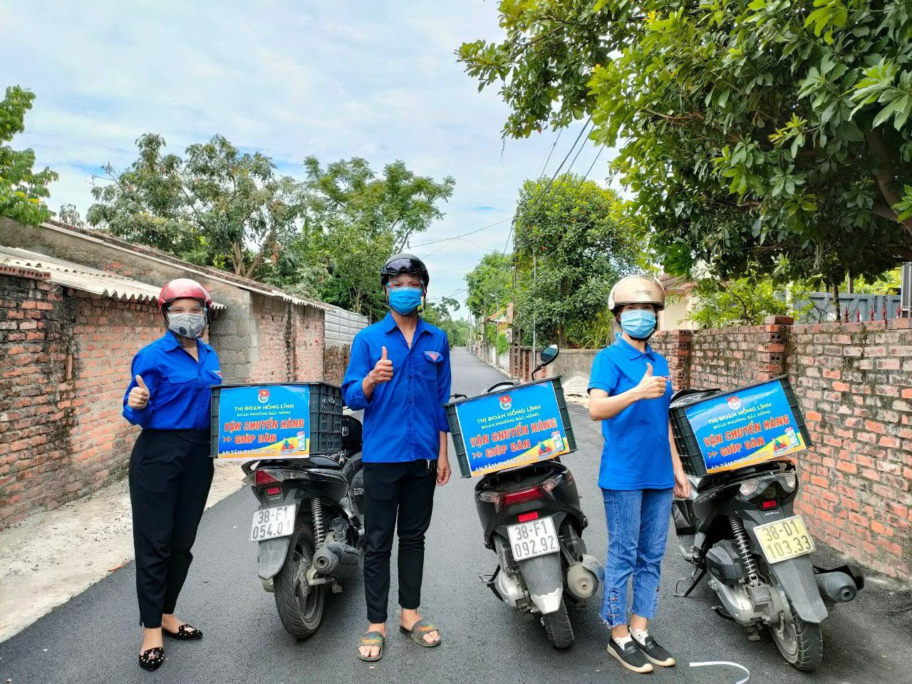 Nhu yếu phẩm và các mặt hàng thiết yếu được tình nguyện viên vận chuyển đến cổng Khu cách ly, các gia đình trong vùng cách ly một cách an toàn, nhanh chóng, thuận lợi và đảm bảo biện pháp phòng dịch.