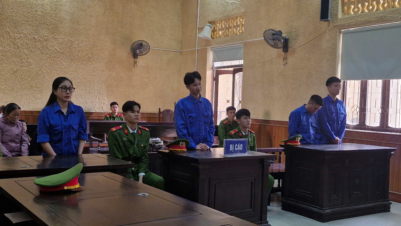 Nhóm bị cáo tại phiên toà.