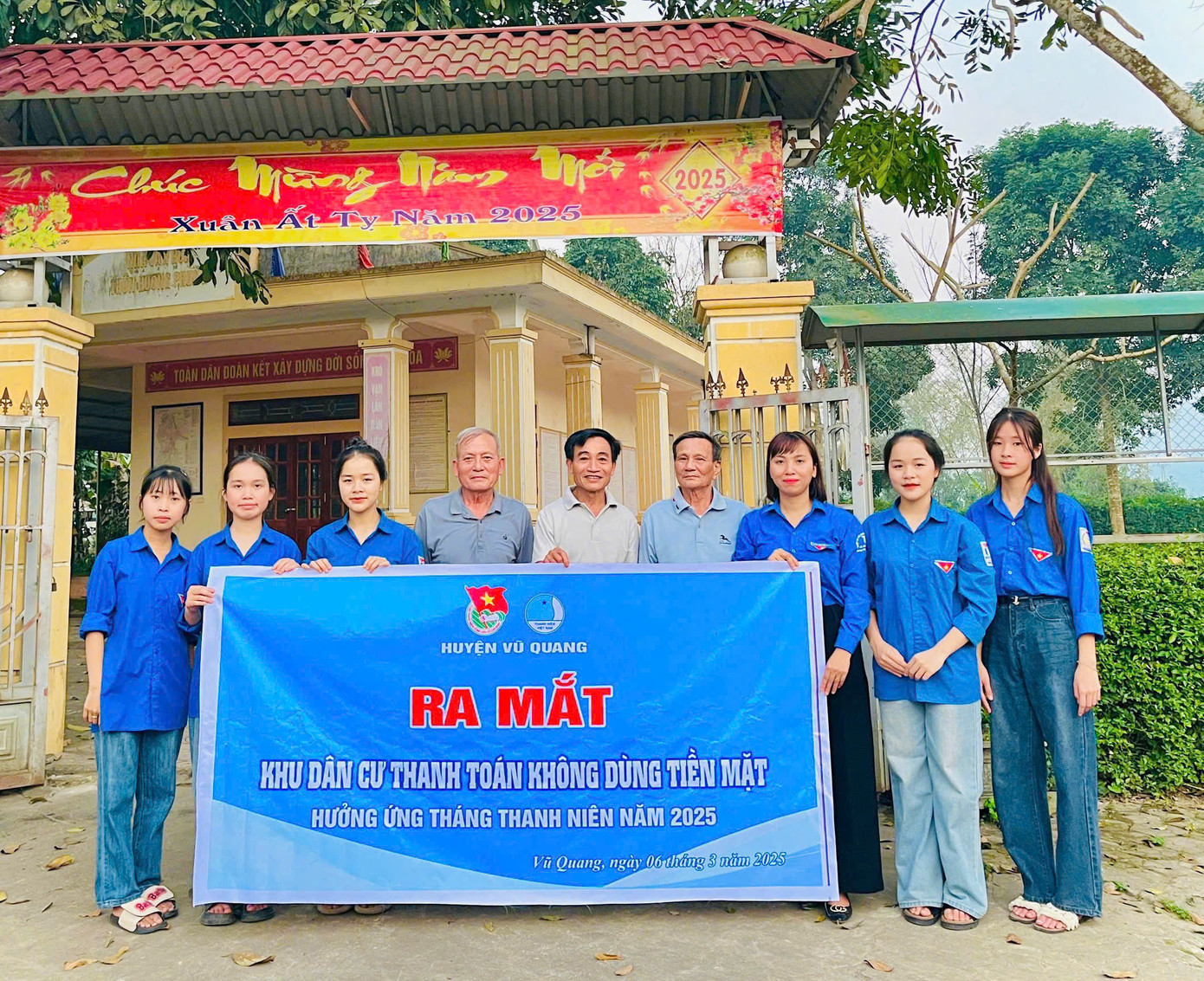 Đội hình “Bình dân học vụ số” đã trực tiếp tiếp cận từng hộ gia đình, đặc biệt là những địa bàn vùng sâu ở huyện Vũ Quang.