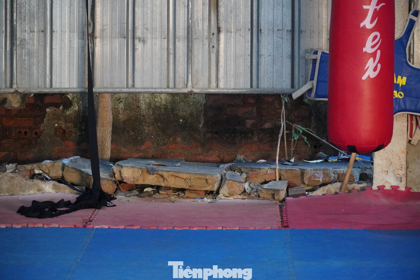 Vận động viên Kick Boxing phải tập luyện trong phòng tập như nhà kho, thiếu trang thiết bị, cơ sở không đáp ứng.